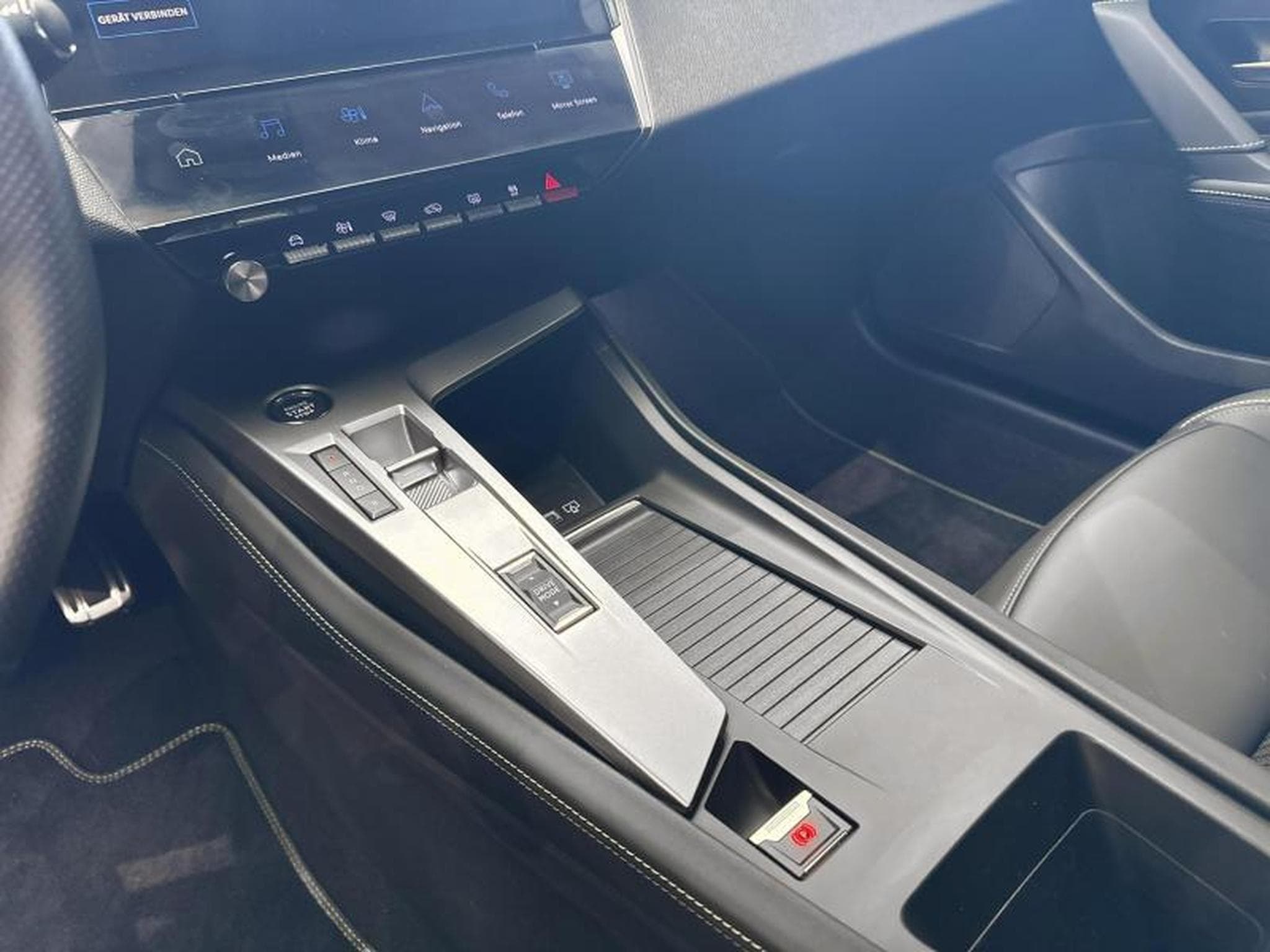 Peugeot 308 GT Hybride (2024) - Photo 14