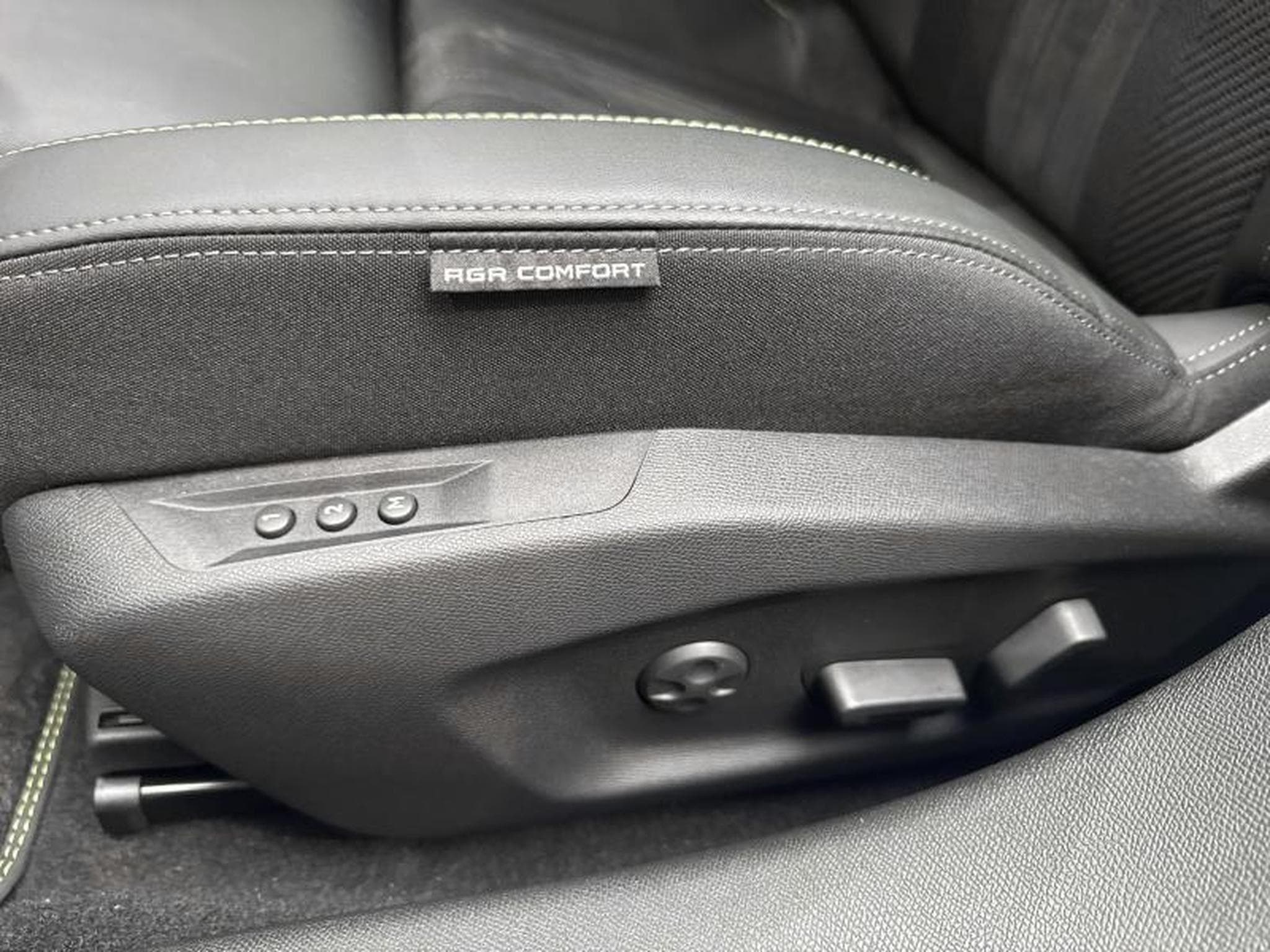 Peugeot 308 GT Hybride (2024) - Photo 16