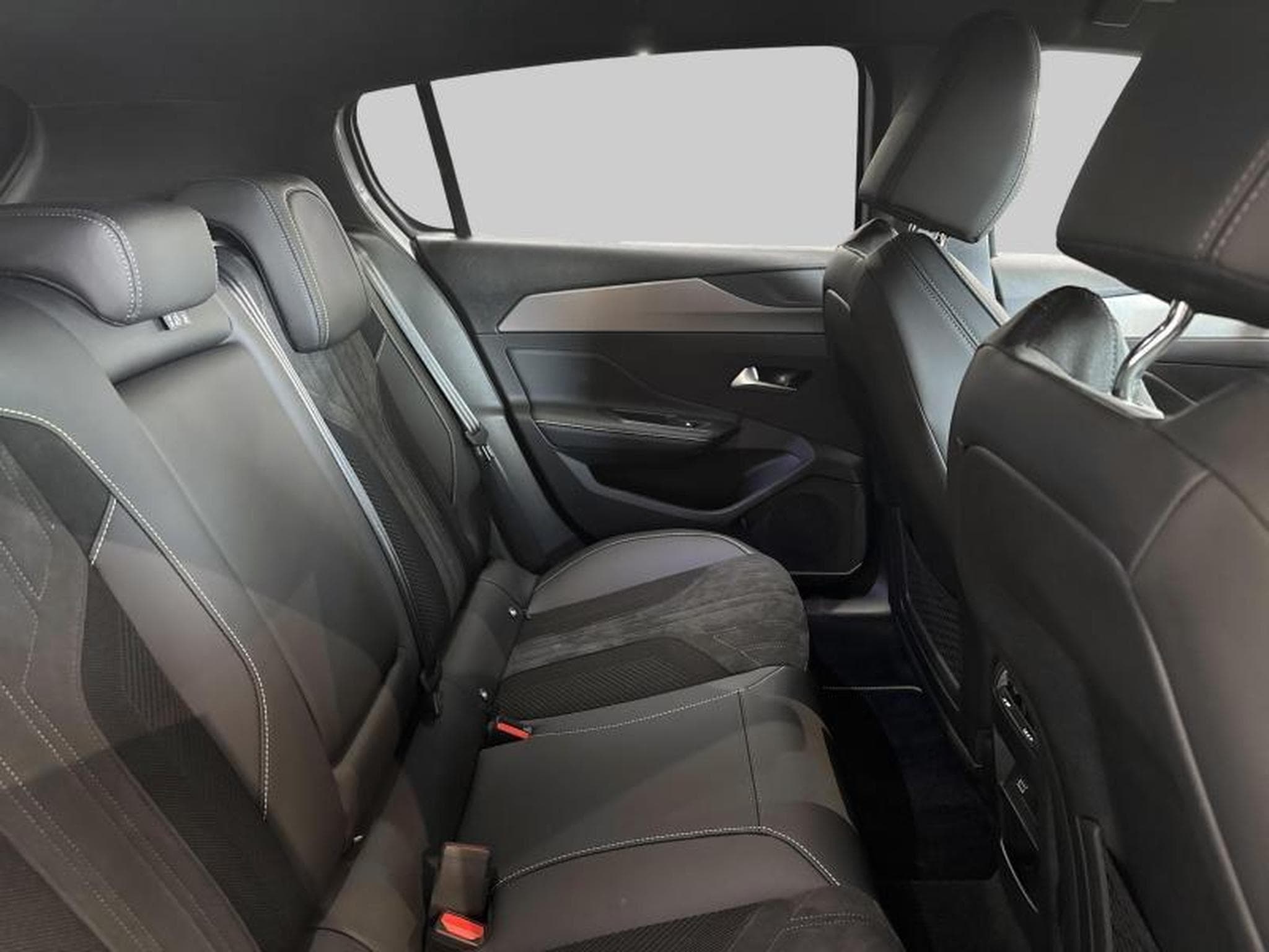 Peugeot 308 GT Hybride (2024) - Photo 5