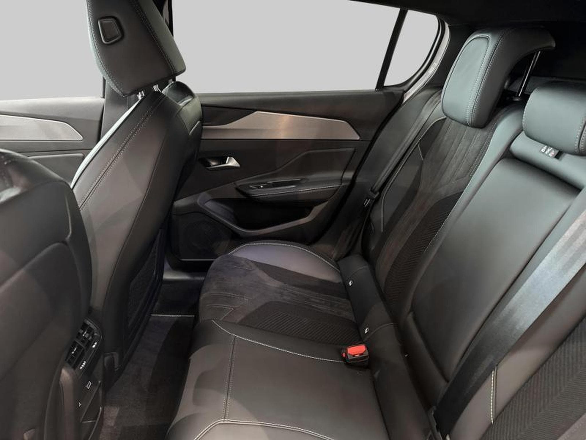 Peugeot 308 GT Hybride (2024) - Photo 7