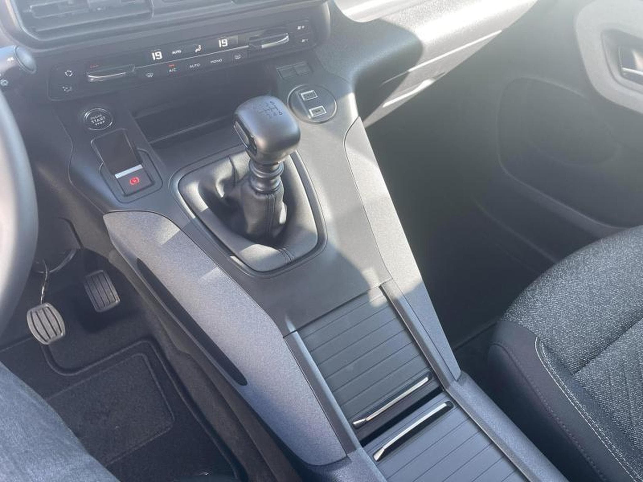 Peugeot Rifter ALLURE (2025) - Photo 19