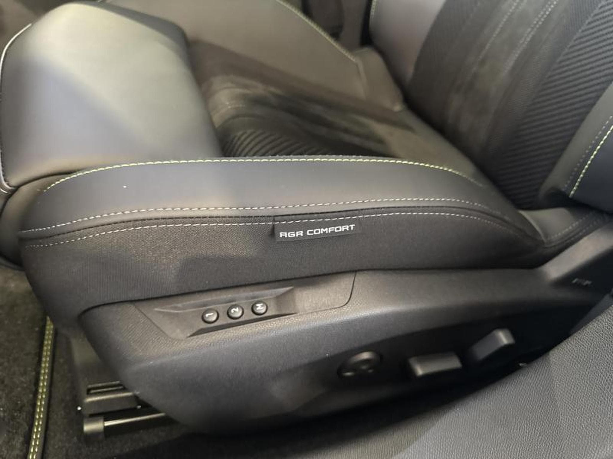 Peugeot 408 GT Plug-In Hybrid 225 EAT8 (2025) - Photo 15