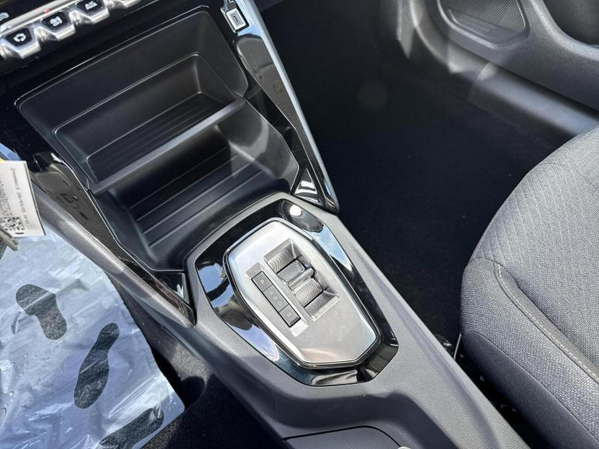 Peugeot 208 Style Hybrid 110ch e-DCS6 (2025) - Photo 19
