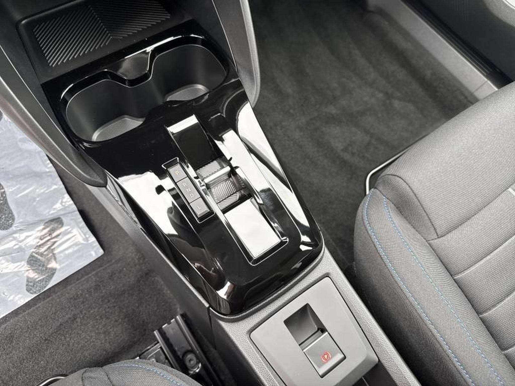 Citroen C3 PLUS Hybrid 110ch e-DSC6 (2025) - Photo 10