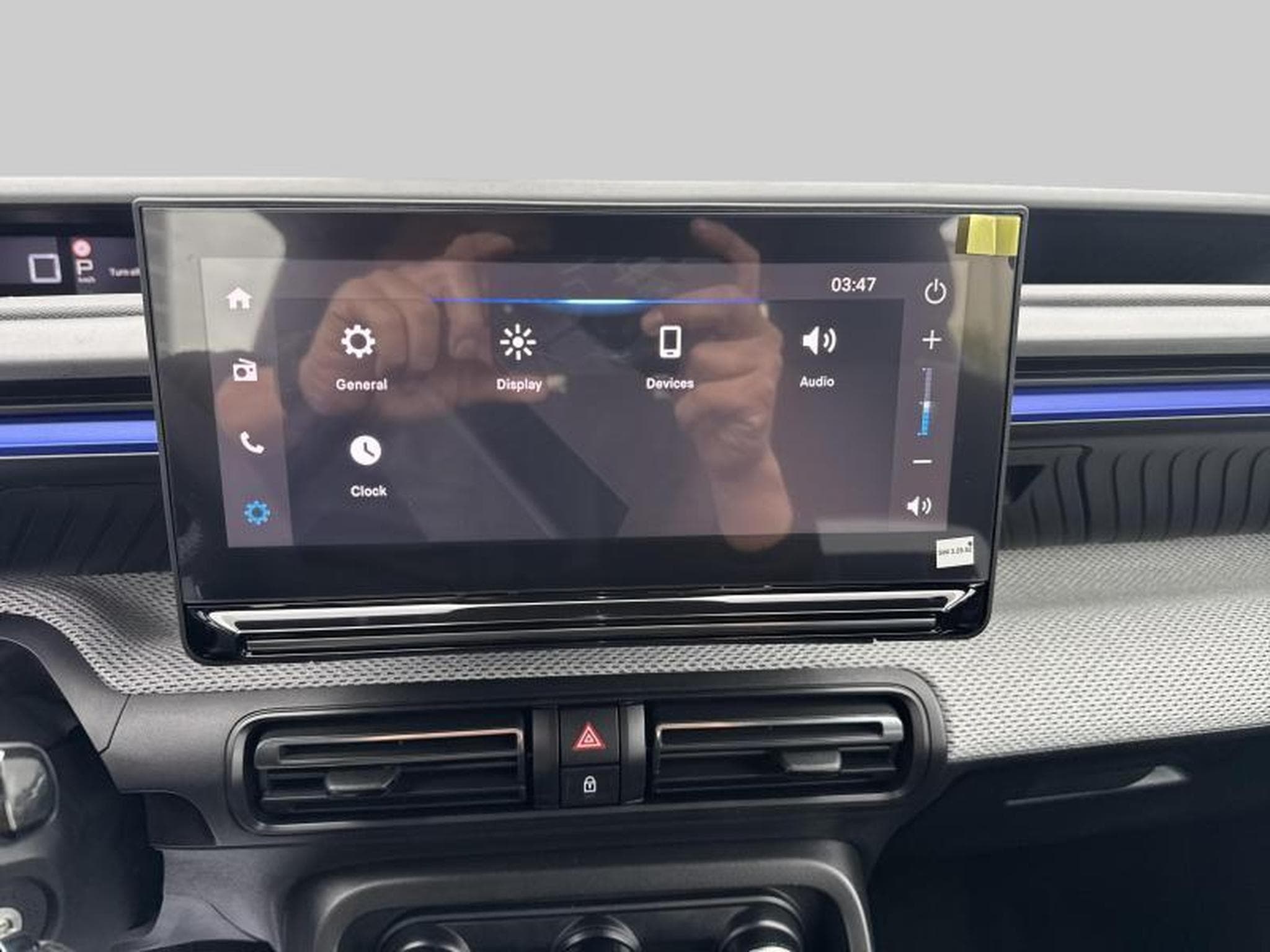 Citroen C3 PLUS Hybrid 110ch e-DSC6 (2025) - Photo 8