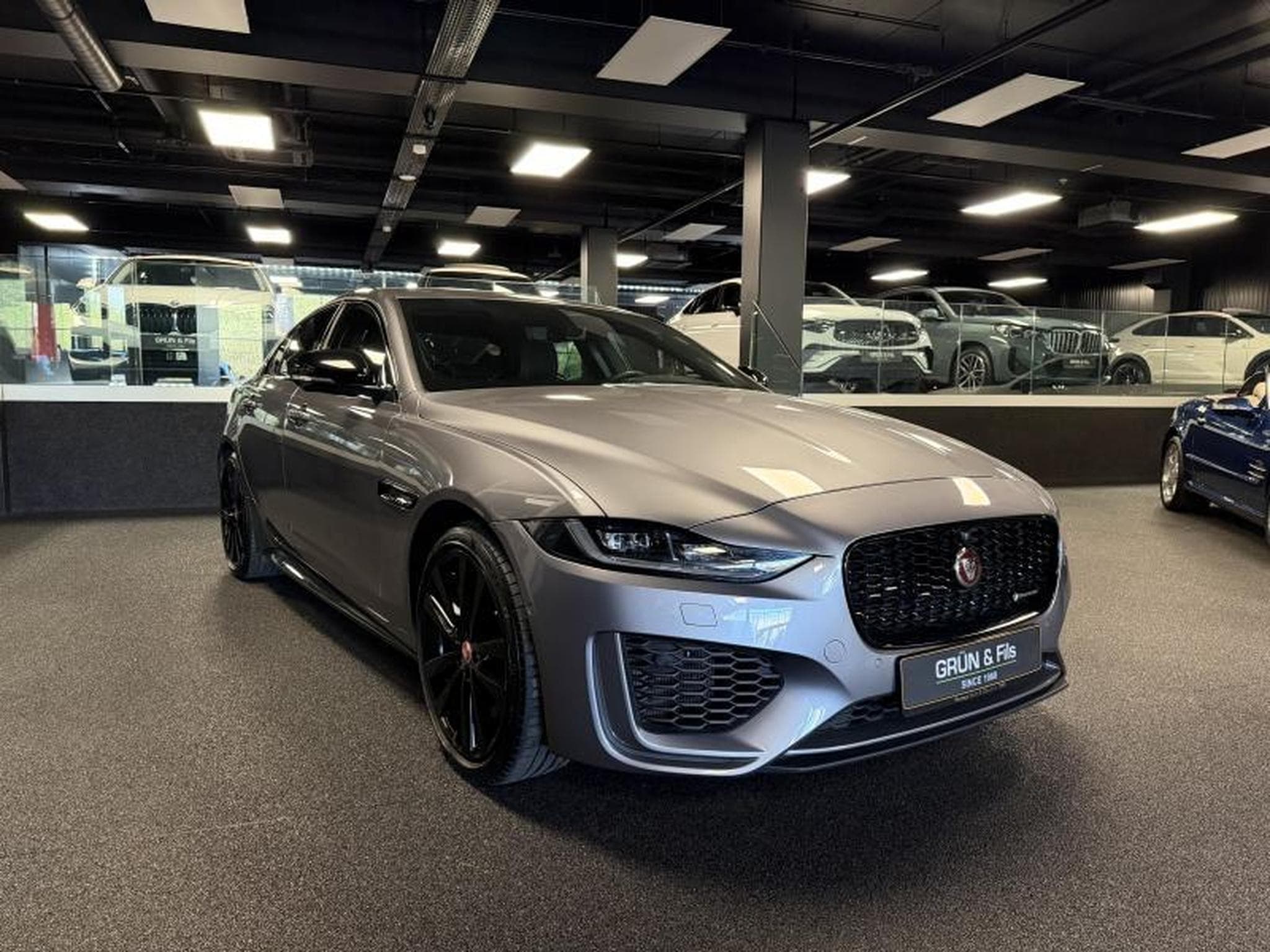 Jaguar XE R DYNAMIC P300 AWD (2022) - Photo 1