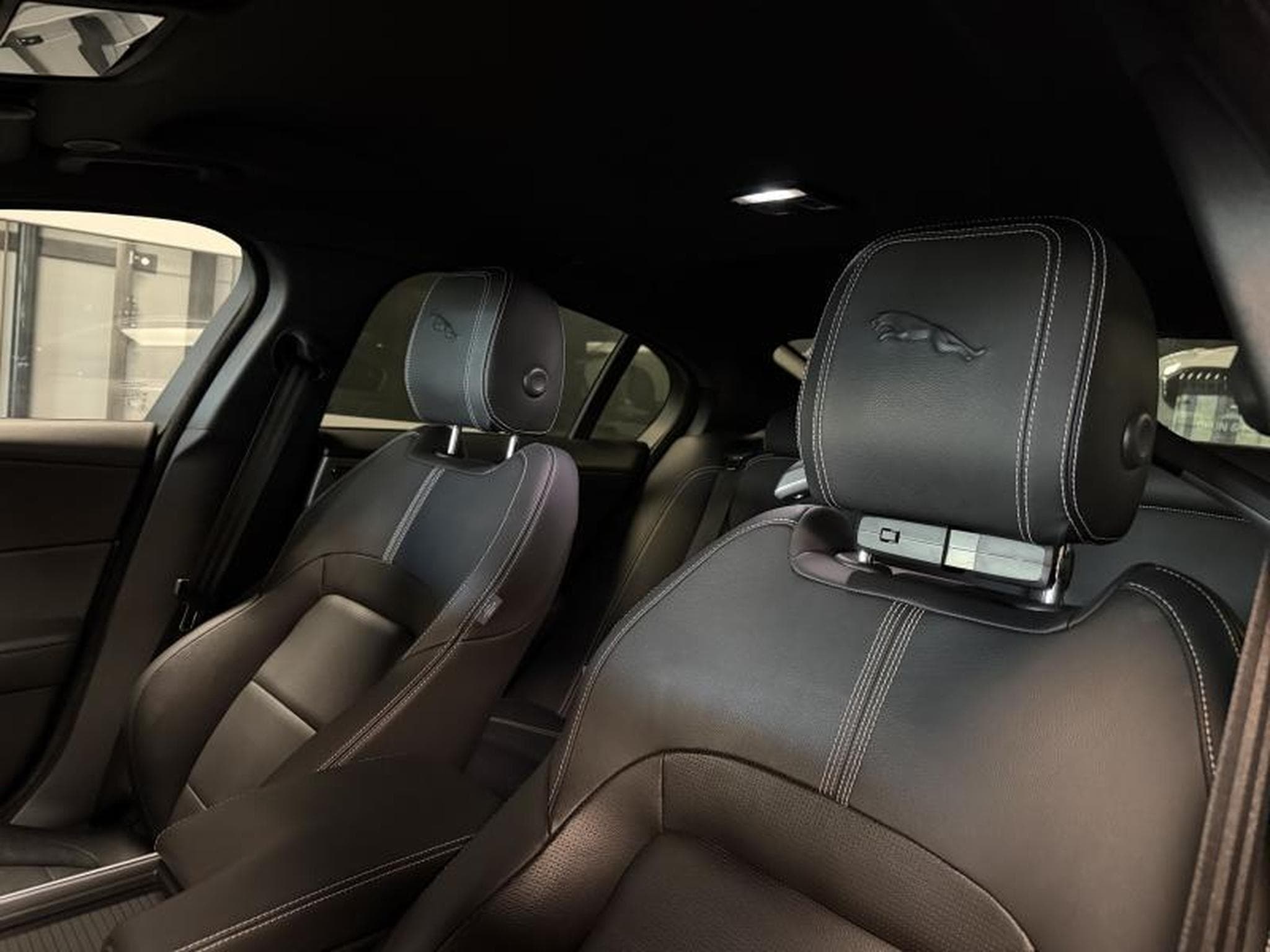 Jaguar XE R DYNAMIC P300 AWD (2022) - Photo 13