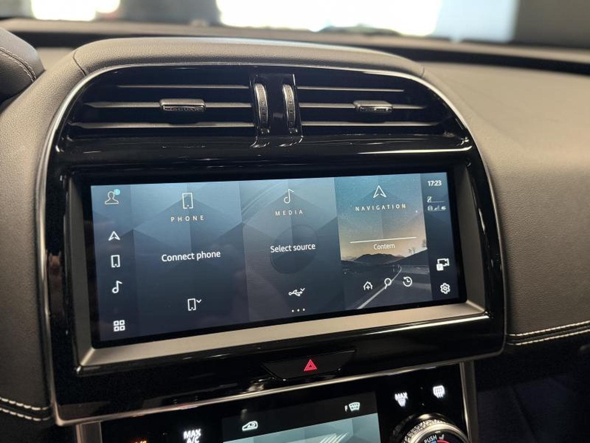 Jaguar XE R DYNAMIC P300 AWD (2022) - Photo 15