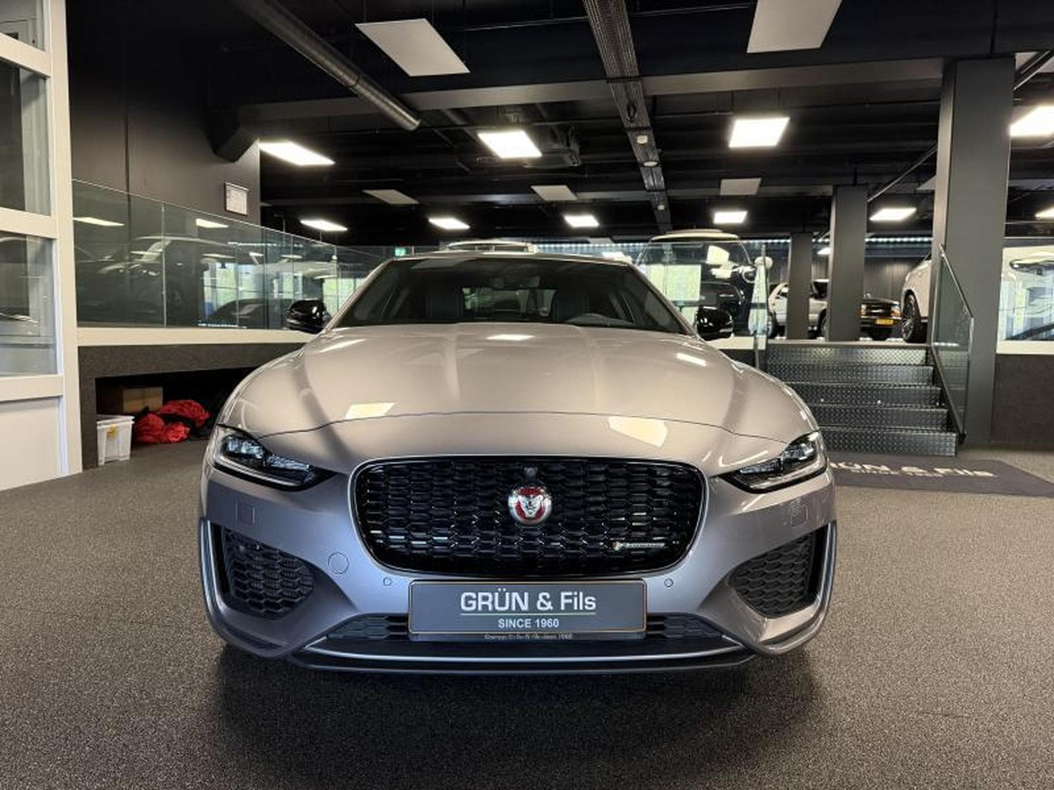 Jaguar XE R DYNAMIC P300 AWD (2022) - Photo 2