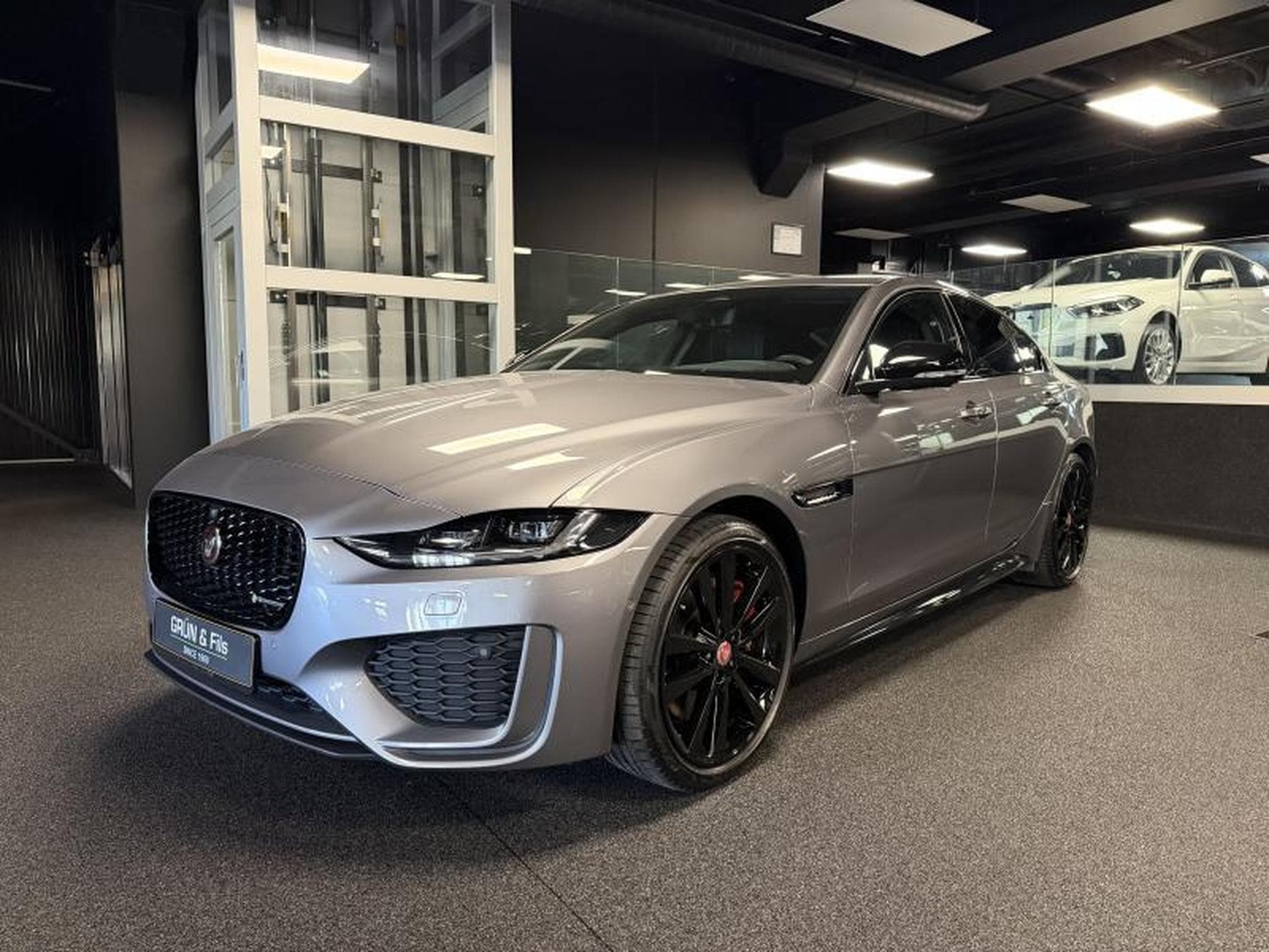 Jaguar XE R DYNAMIC P300 AWD (2022) - Photo 3