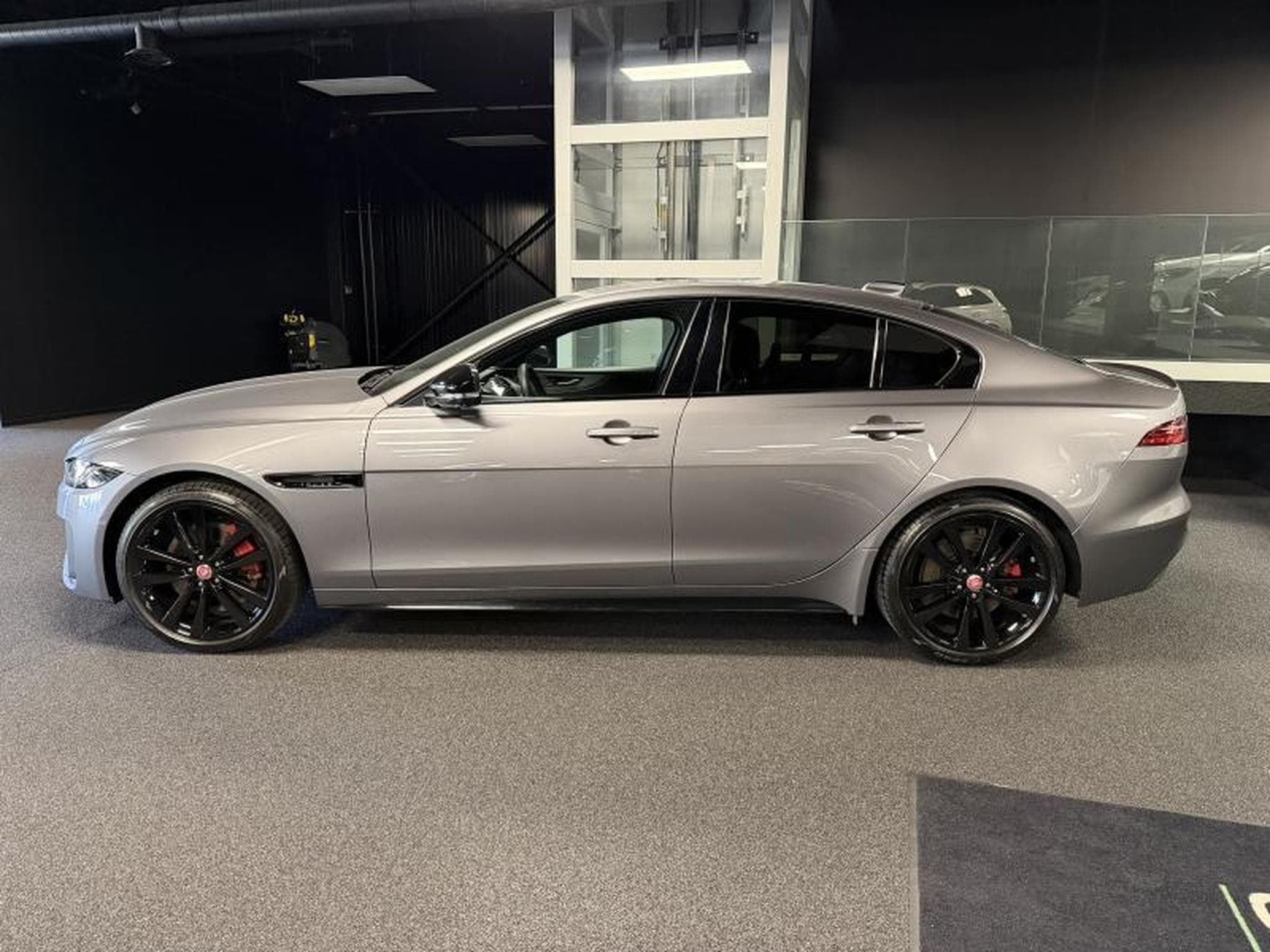 Jaguar XE R DYNAMIC P300 AWD (2022) - Photo 4