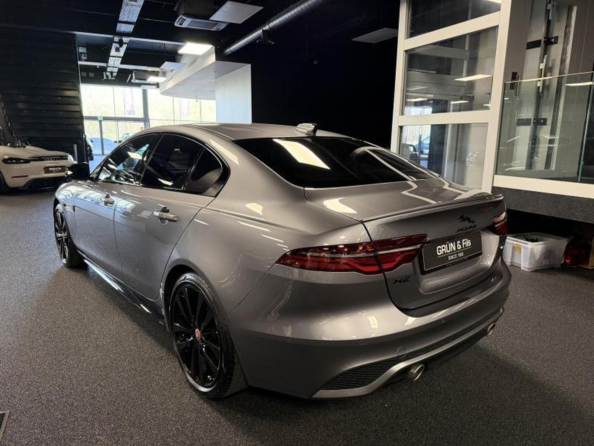 Jaguar XE R DYNAMIC P300 AWD (2022) - Photo 5