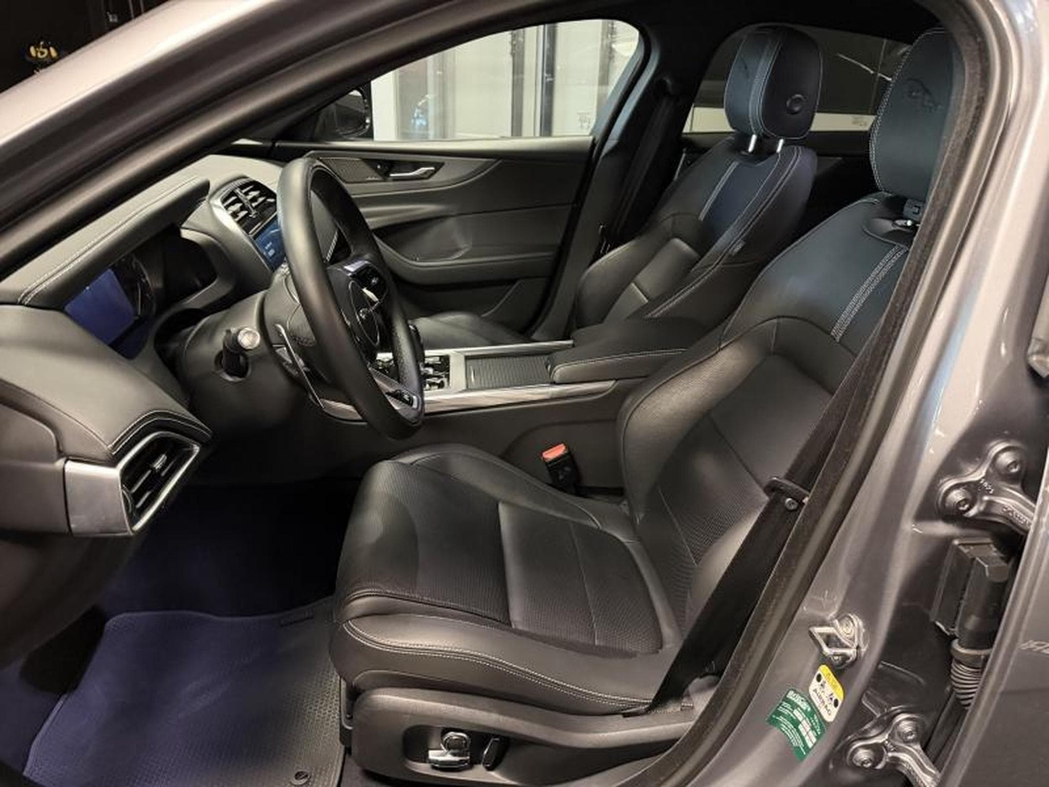 Jaguar XE R DYNAMIC P300 AWD (2022) - Photo 7