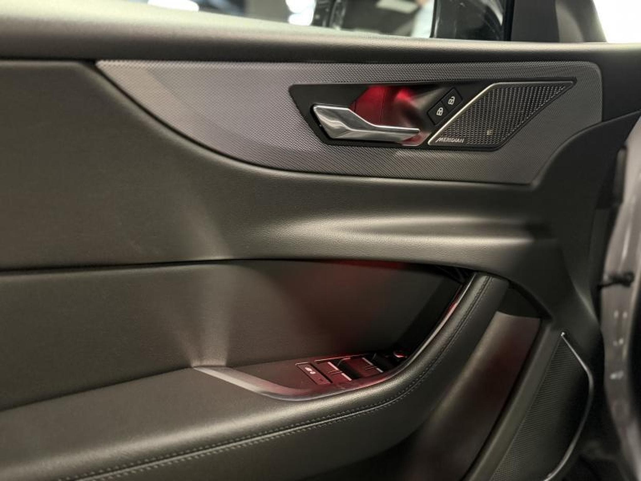 Jaguar XE R DYNAMIC P300 AWD (2022) - Photo 8