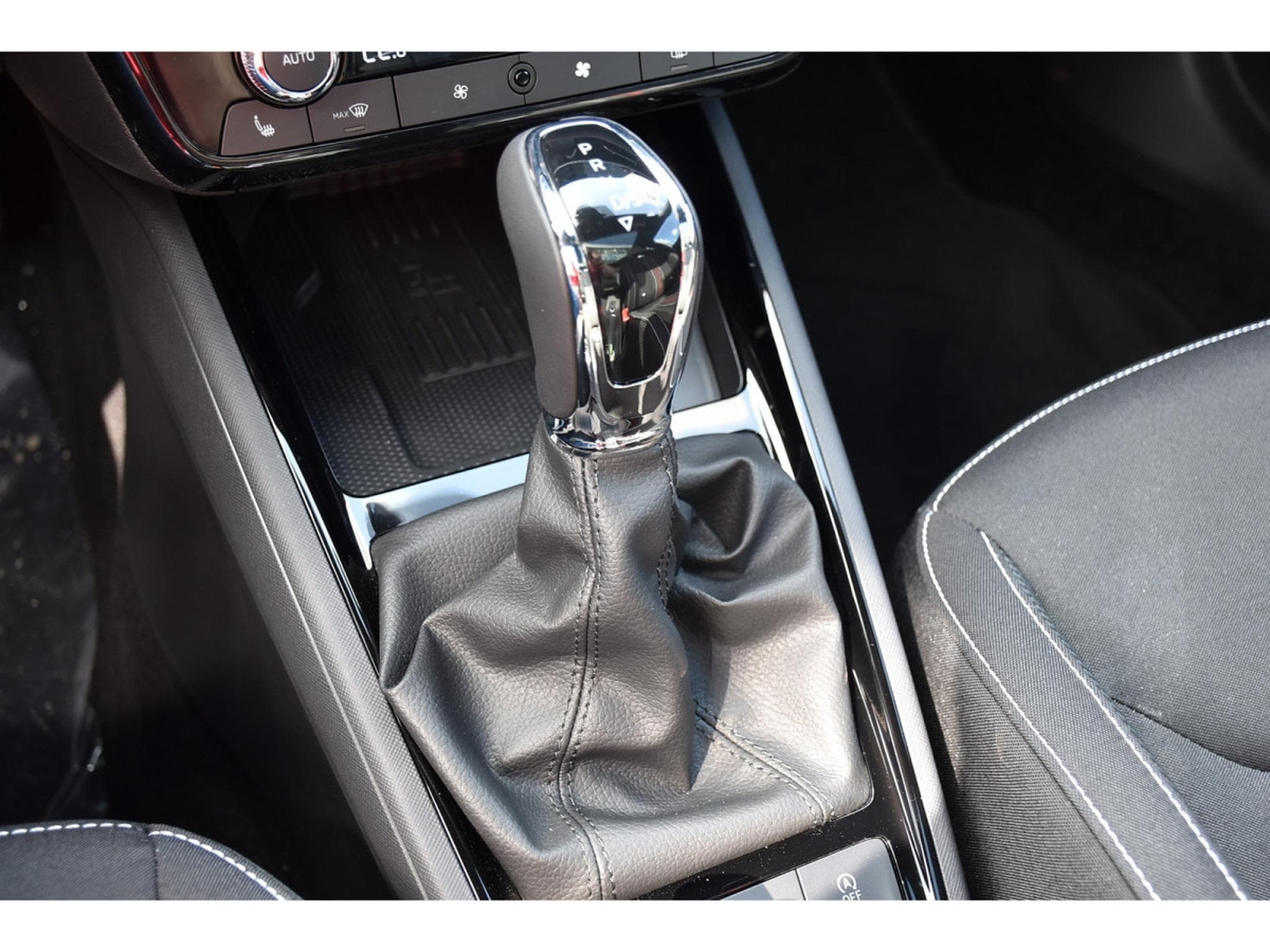 Skoda Kamiq 1.5 TSI Monte Carlo DSG PANO ACC TRAVEL SIDE KESSY NEUF (2026) - Photo 17