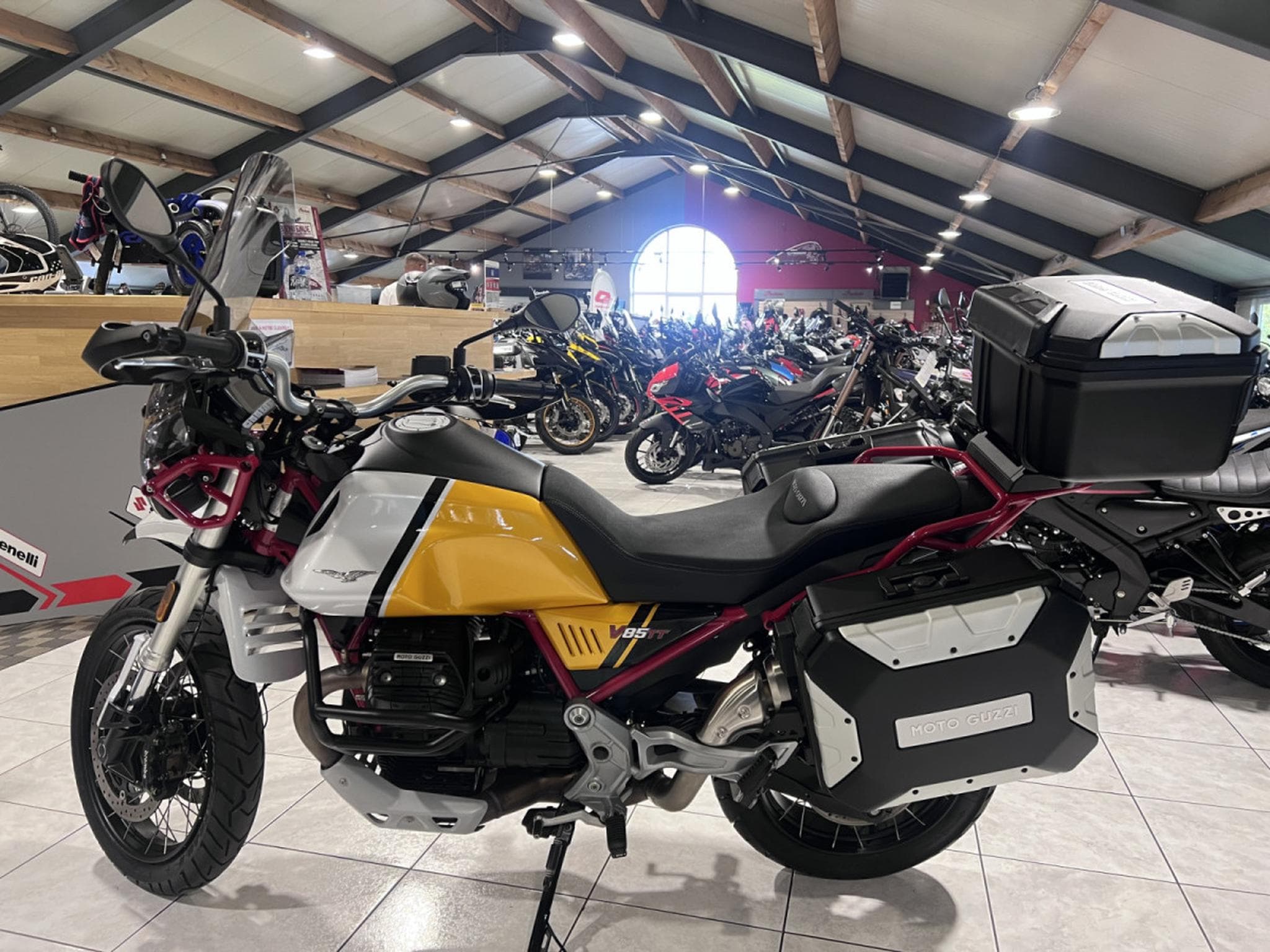 Moto Guzzi V85 TT Evocative Jaune (2022) - Photo 4