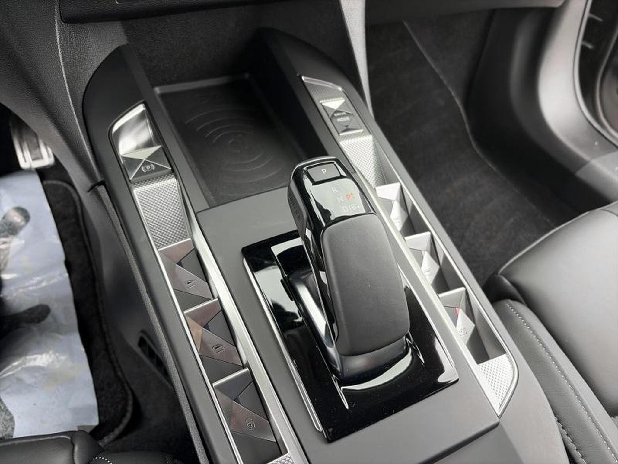 DS Automobiles DS3 3 E-Tense Etoile (2024) - Photo 19