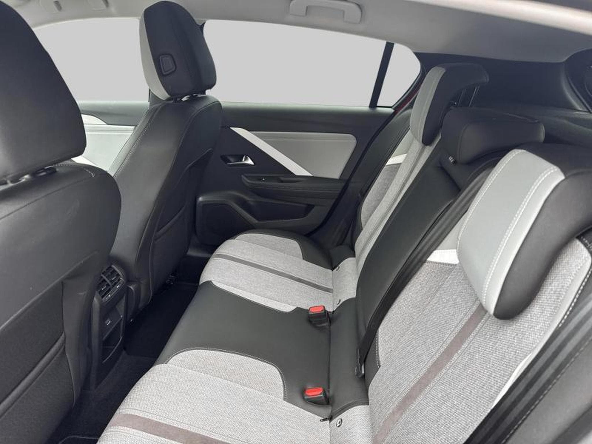 Opel Astra Elegance EAT8 (2023) - Photo 12