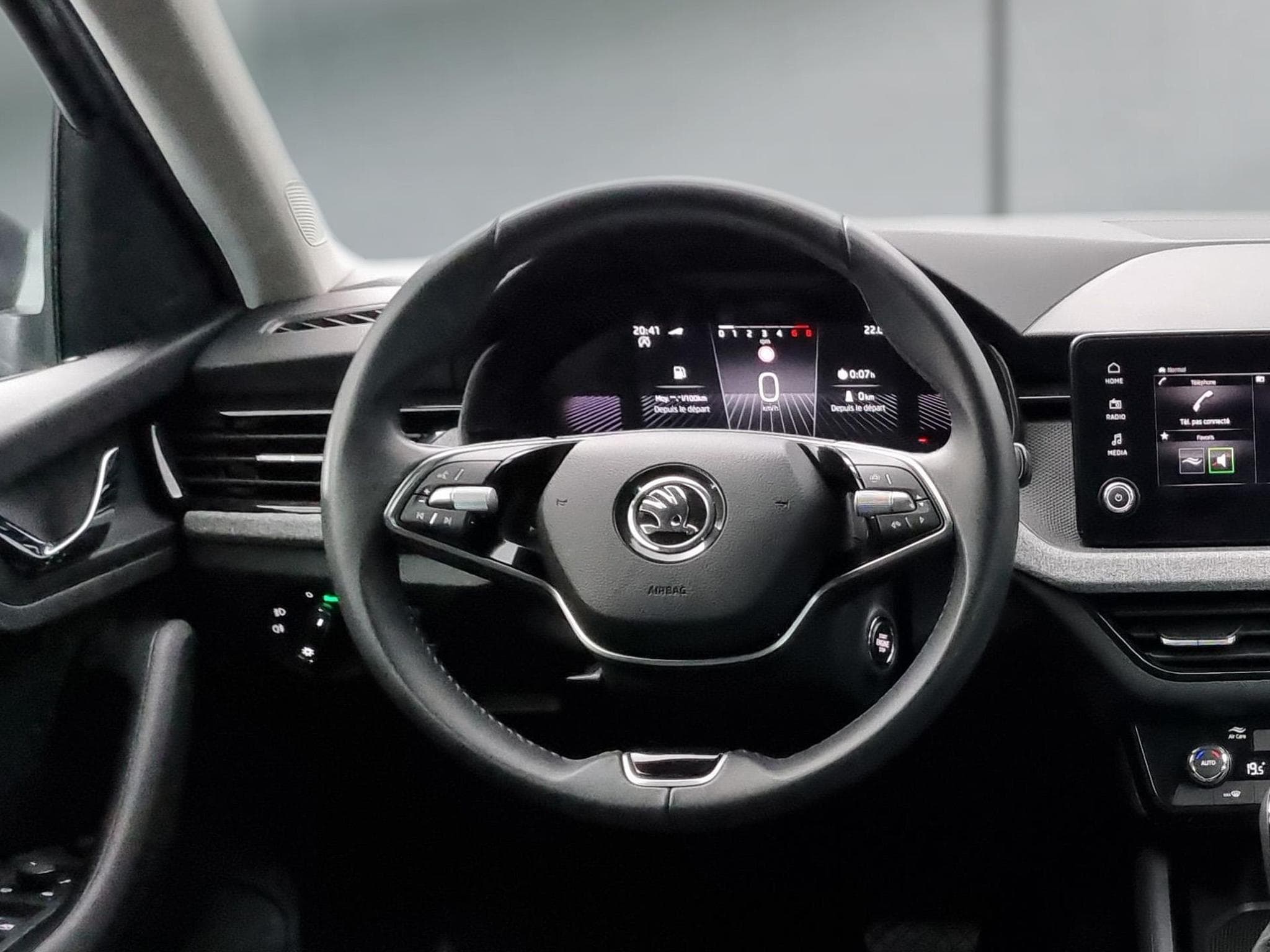 Skoda Scala -36% 1.0 TSI 115cv+MIRRORLINK+CAM+LED+CLIM+Options (2025) - Foto 9