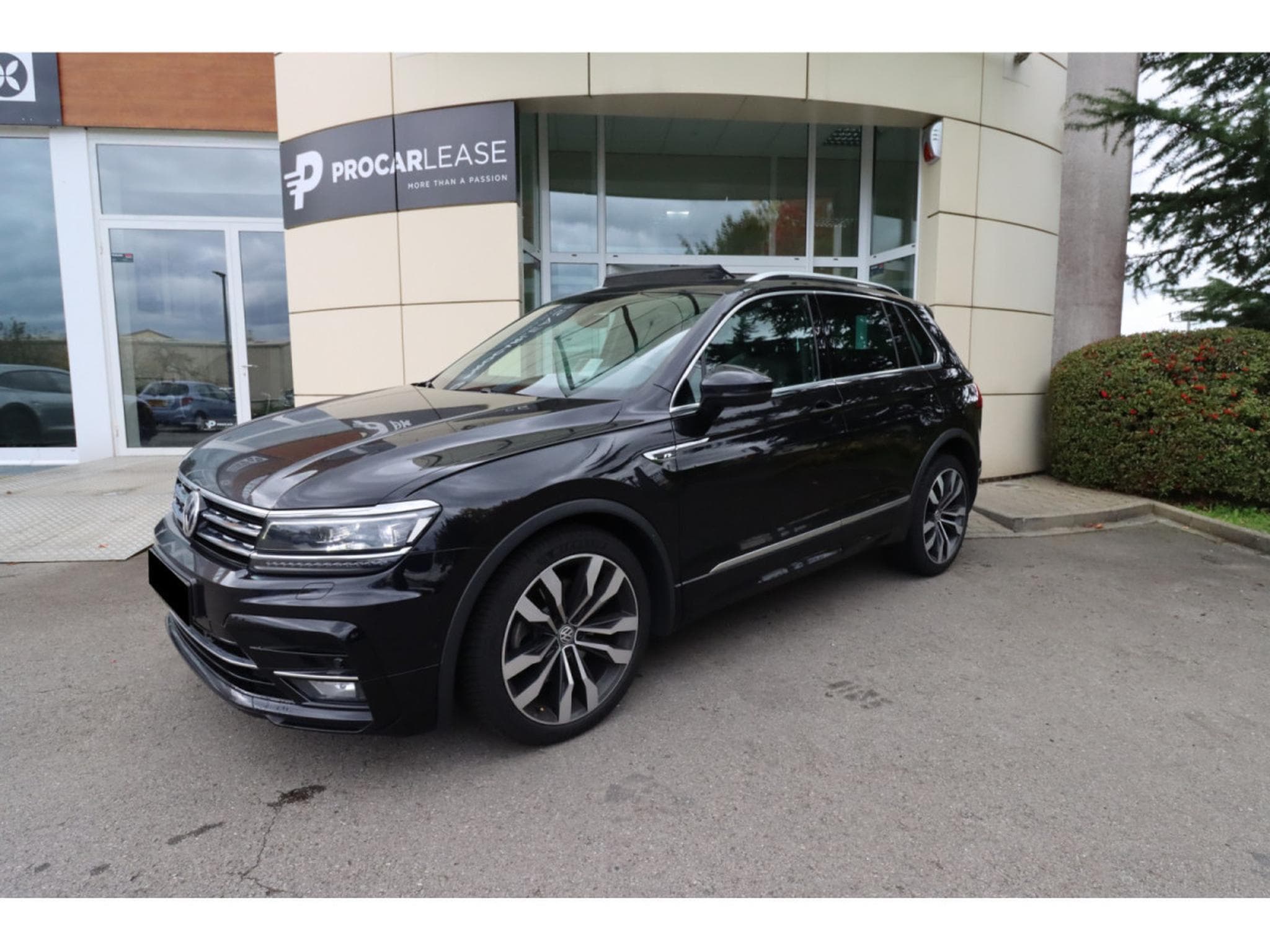 VW Tiguan 2.0/R-LINE/PANO/HUD/20/AHK/360°/4MOTION/LEDER (2018) - Photo 1