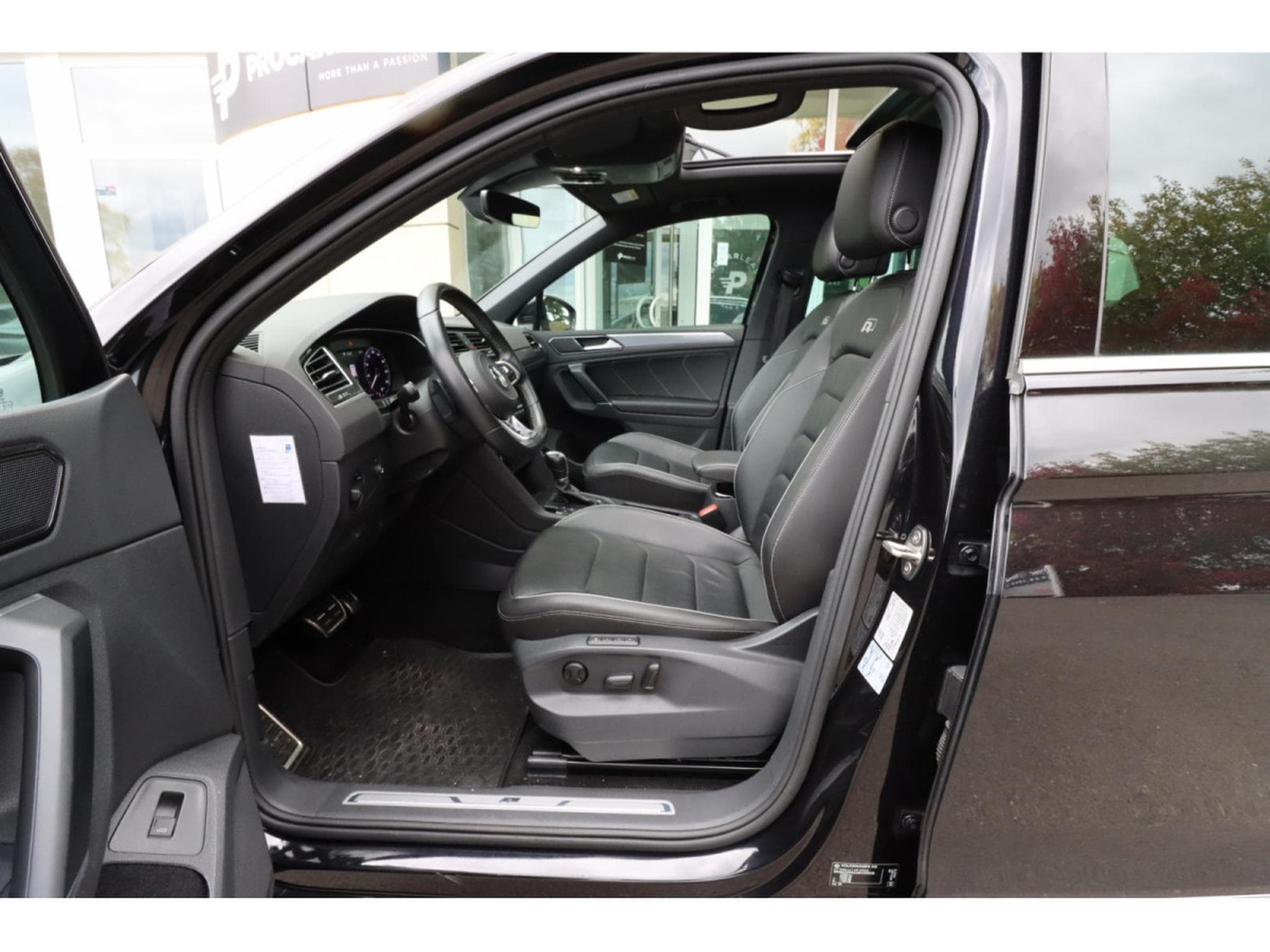 VW Tiguan 2.0/R-LINE/PANO/HUD/20/AHK/360°/4MOTION/LEDER (2018) - Photo 17