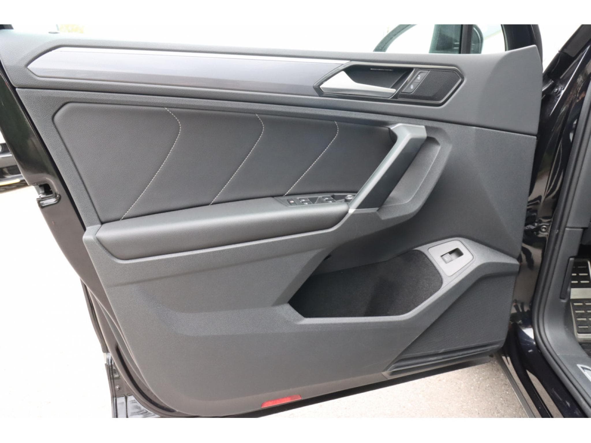 VW Tiguan 2.0/R-LINE/PANO/HUD/20/AHK/360°/4MOTION/LEDER (2018) - Photo 18