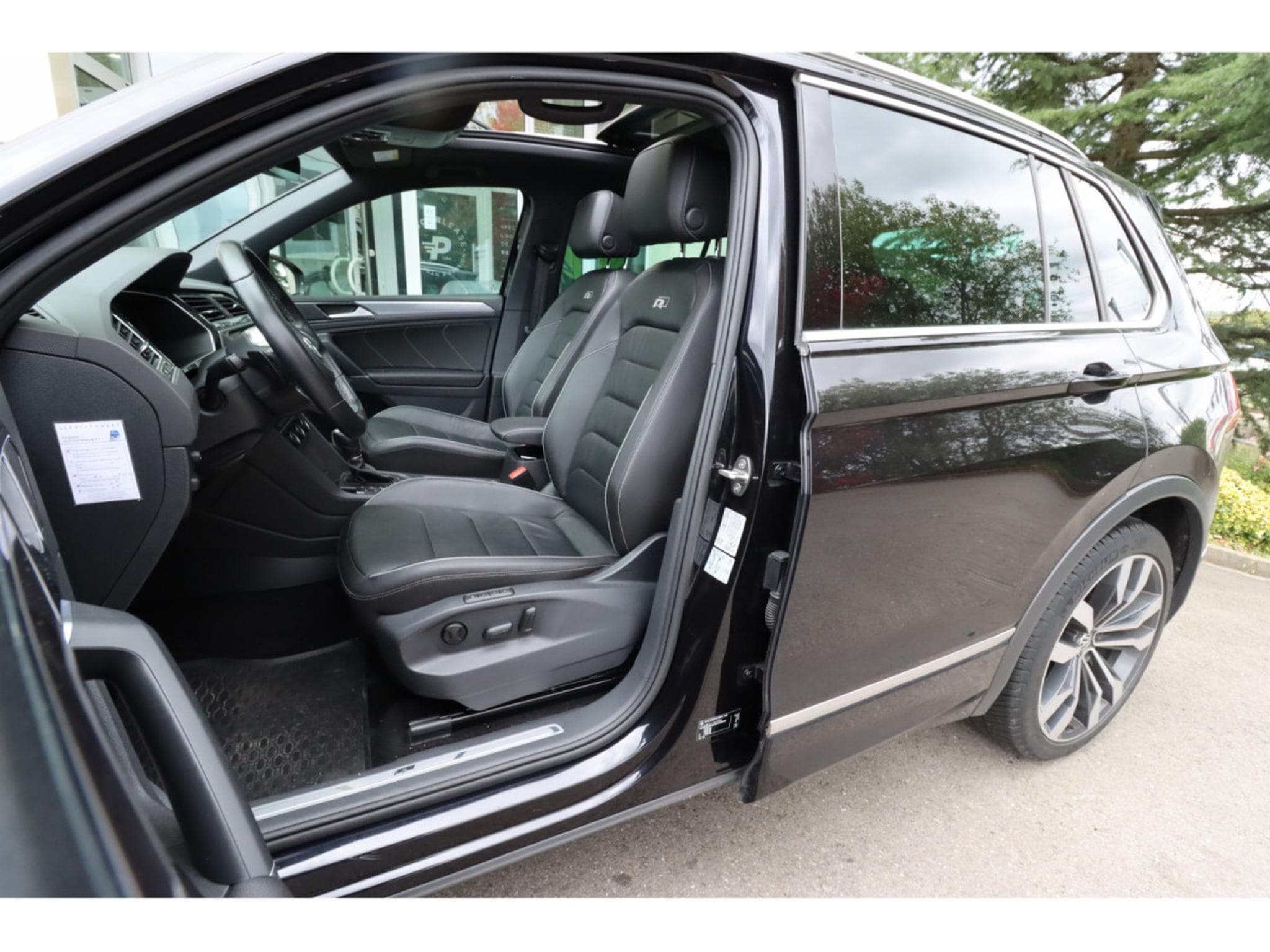 VW Tiguan 2.0/R-LINE/PANO/HUD/20/AHK/360°/4MOTION/LEDER (2018) - Photo 2