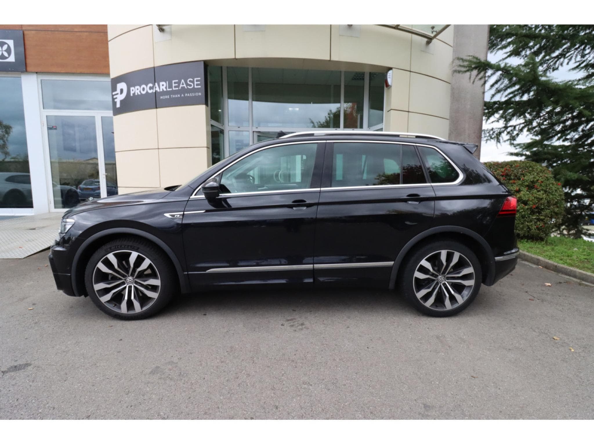 VW Tiguan 2.0/R-LINE/PANO/HUD/20/AHK/360°/4MOTION/LEDER (2018) - Photo 4