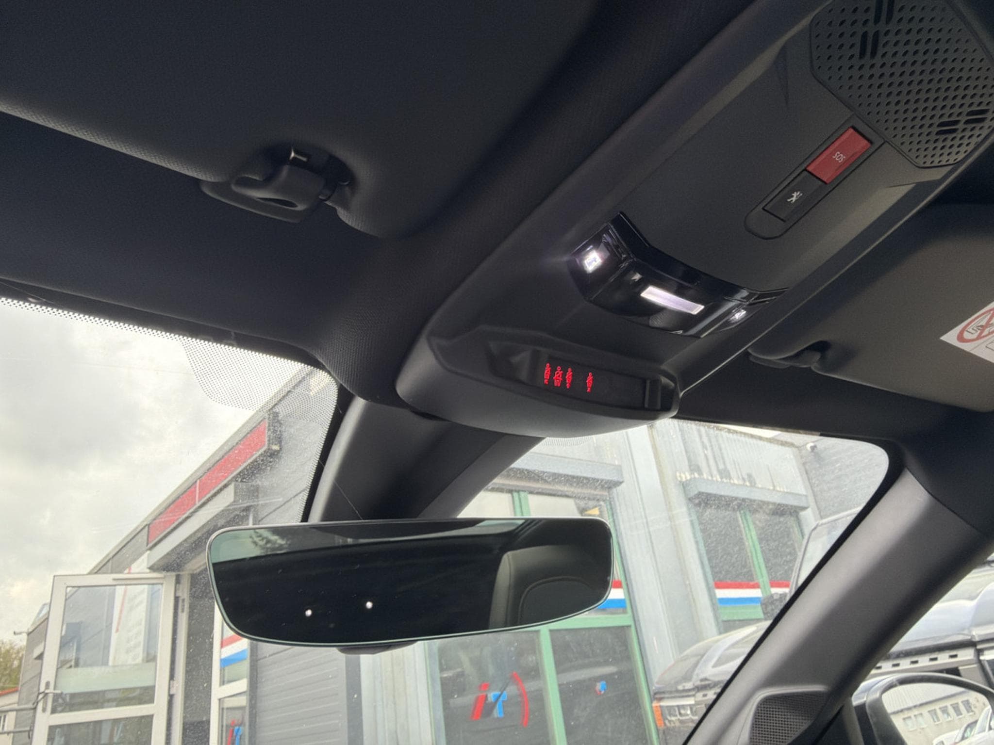 Peugeot 208 GT LINE 1.2 BVM6 100CV (2020) - Foto 8