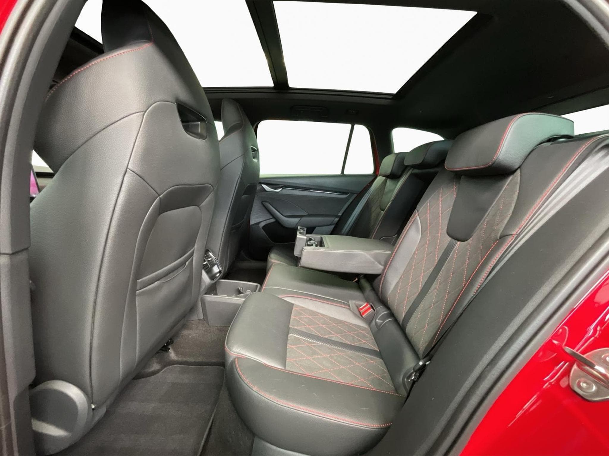 Skoda Octavia RS+DSG+Pano+AHK+Stand-H (2025) - Foto 16