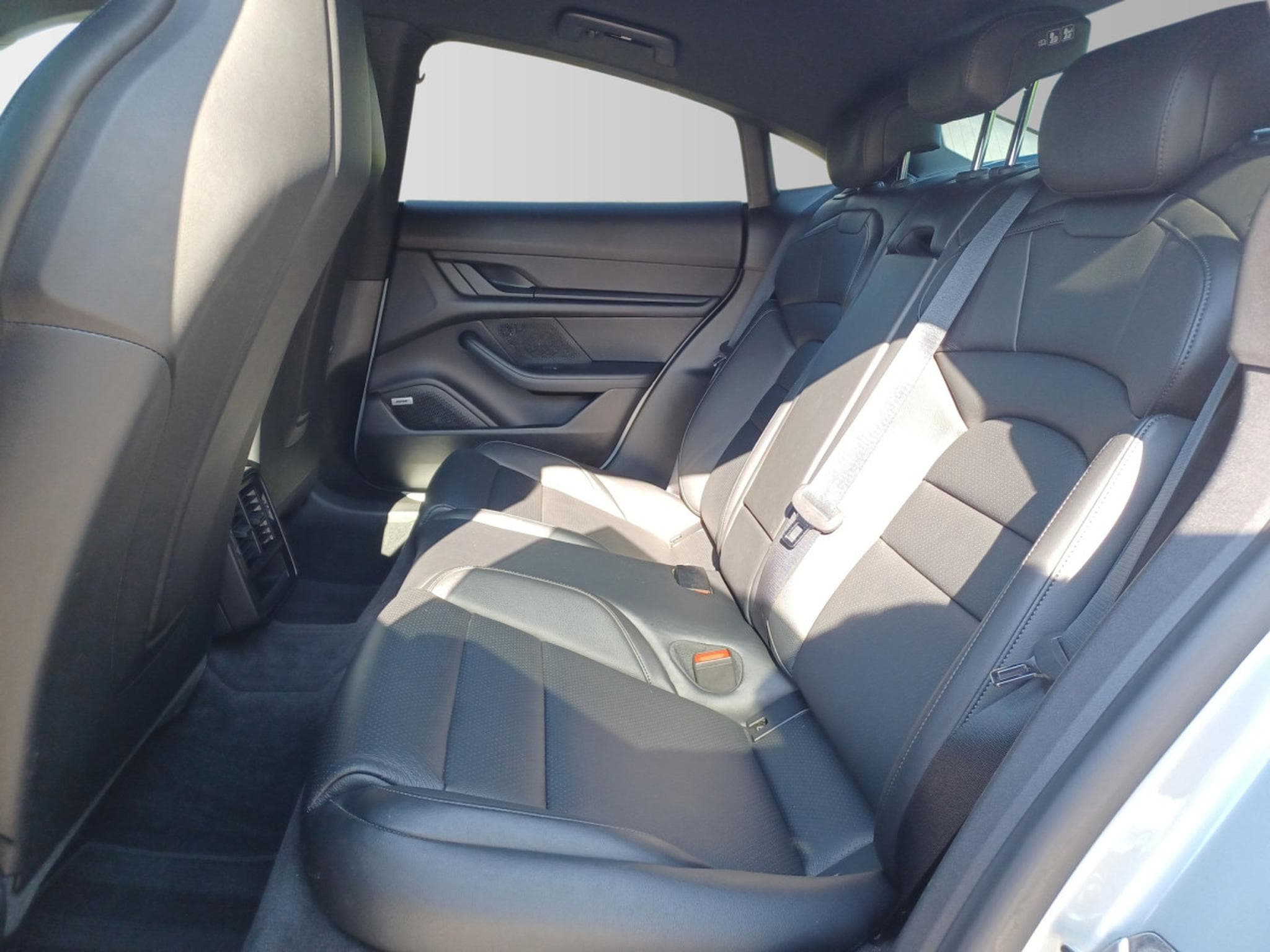 Porsche Taycan 4S (2022) - Photo 12