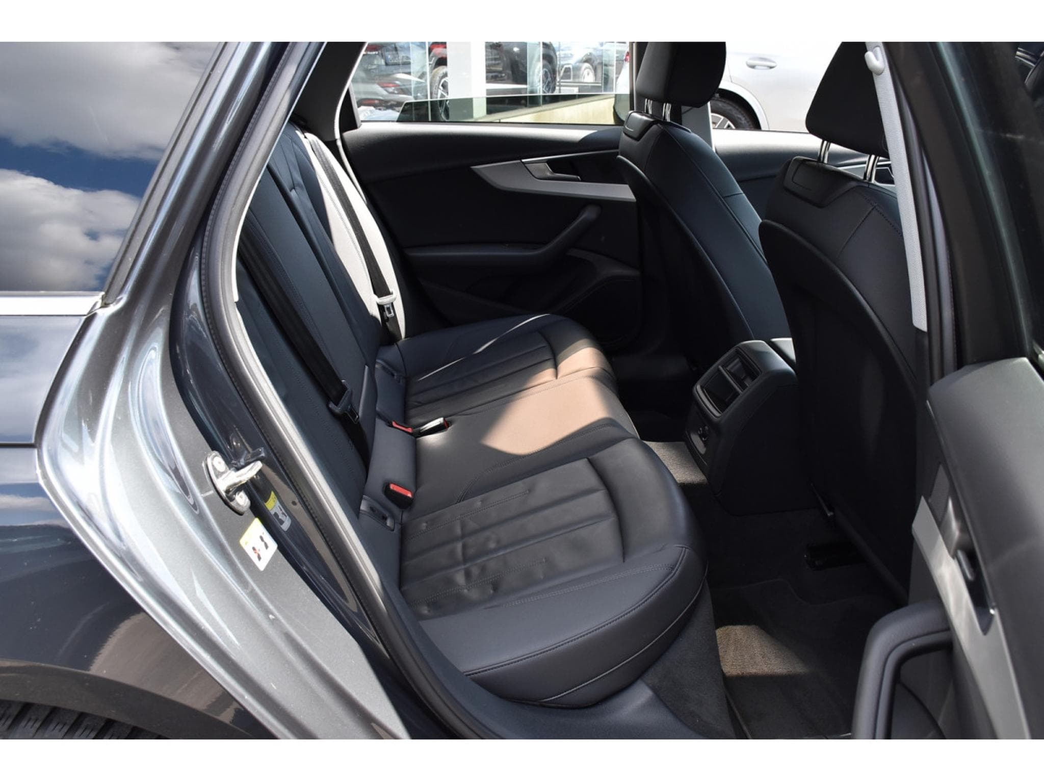 Audi A4 Avant 30 TDI S-Tronic CUIR LANE SIDE GPS CAM 1° MAIN (2022) - Photo 8