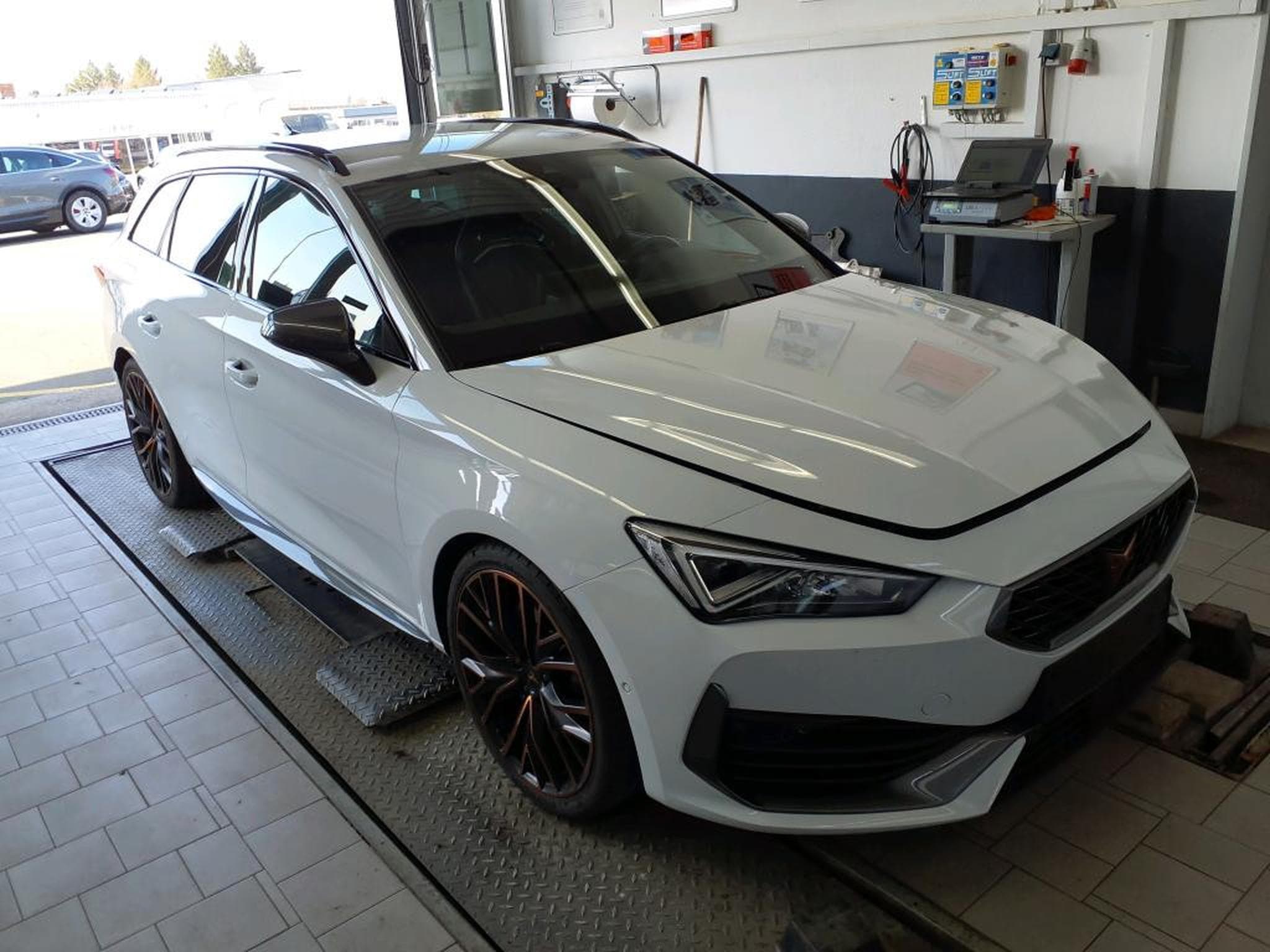 Cupra Leon VZ CUP ST 2.0 TSI 310CV **VSS ** CUIR ** CARBONE* (2024) - Photo 3