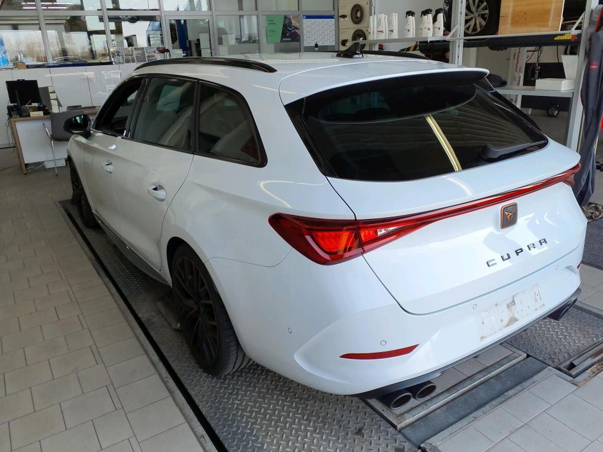 Cupra Leon VZ CUP ST 2.0 TSI 310CV **VSS ** CUIR ** CARBONE* (2024) - Photo 4