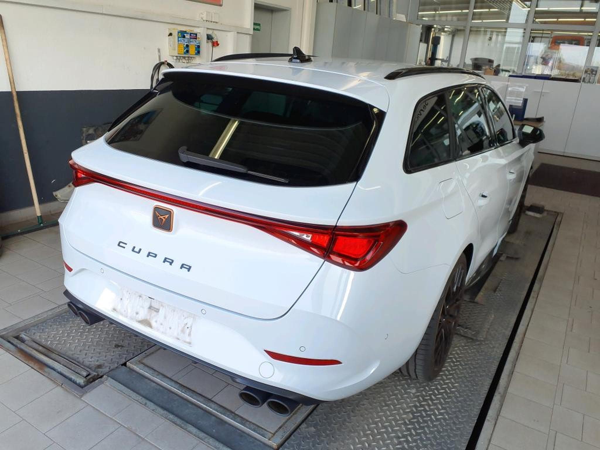 Cupra Leon VZ CUP ST 2.0 TSI 310CV **VSS ** CUIR ** CARBONE* (2024) - Photo 5