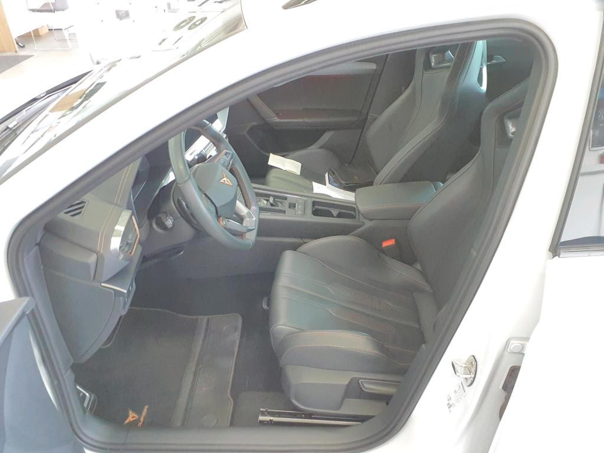 Cupra Leon VZ CUP ST 2.0 TSI 310CV **VSS ** CUIR ** CARBONE* (2024) - Photo 6