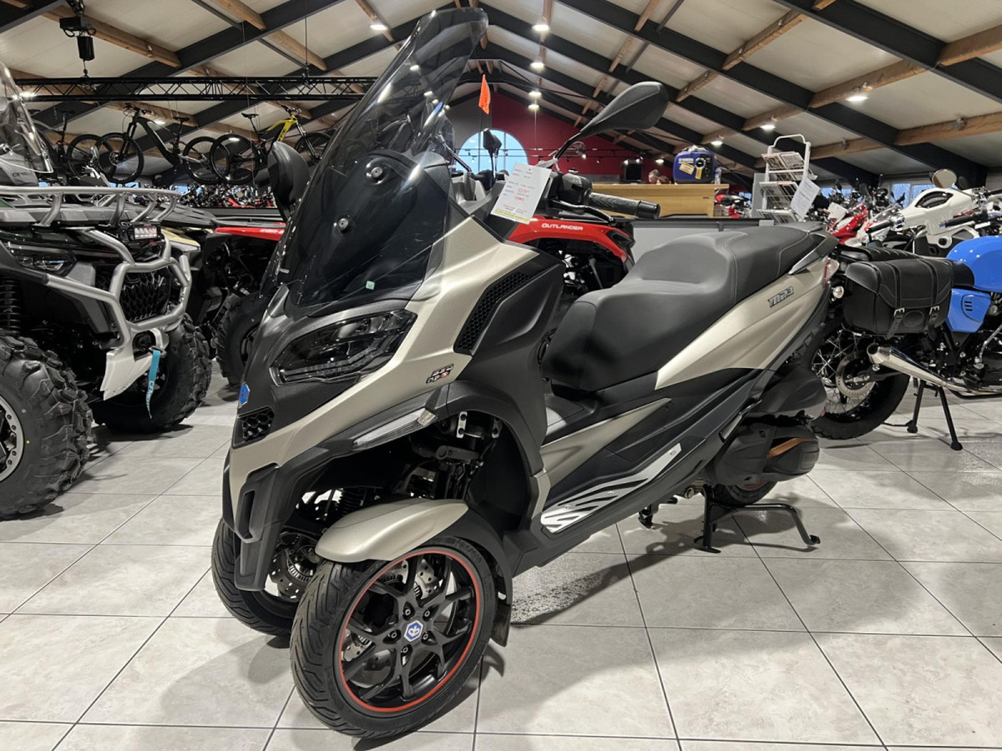 Piaggio MP3 (2023) - Photo 2