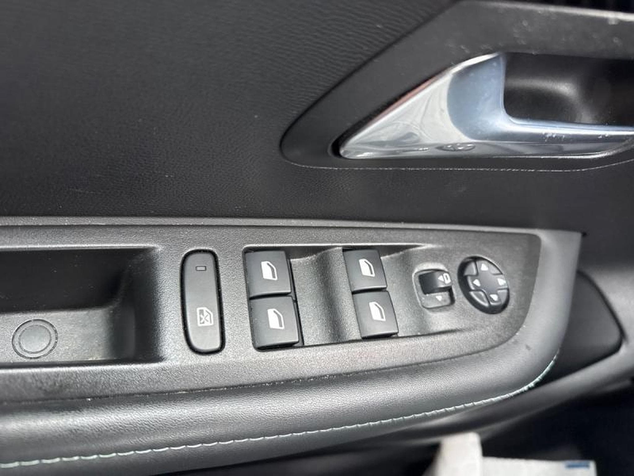 PEUGEOT 208 e-208 136ch Allure (2022) - Photo 12