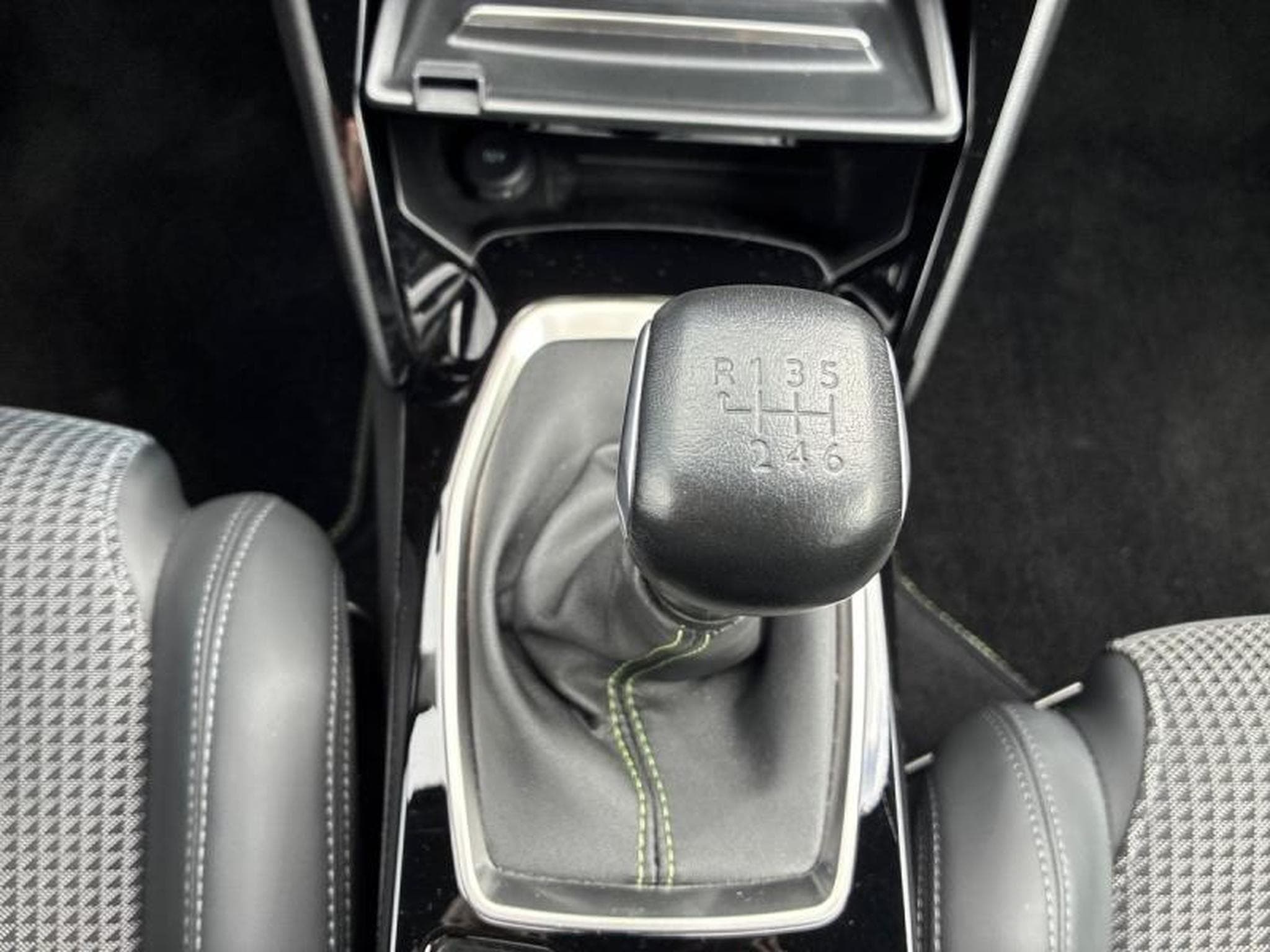 PEUGEOT 2008 1.2 PureTech 130ch S&S GT (2022) - Photo 12