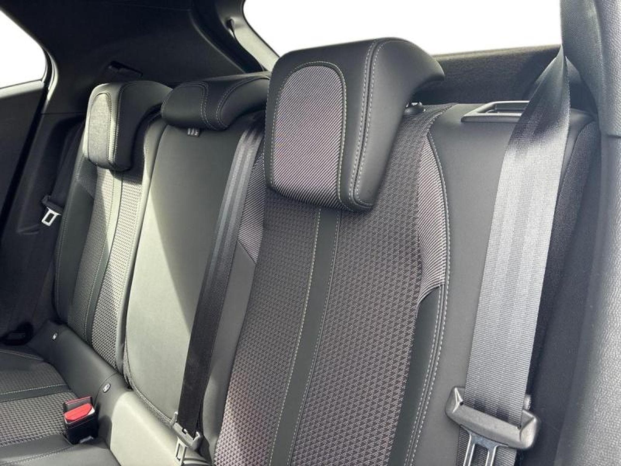 PEUGEOT 2008 1.2 PureTech 130ch S&S GT (2022) - Photo 4