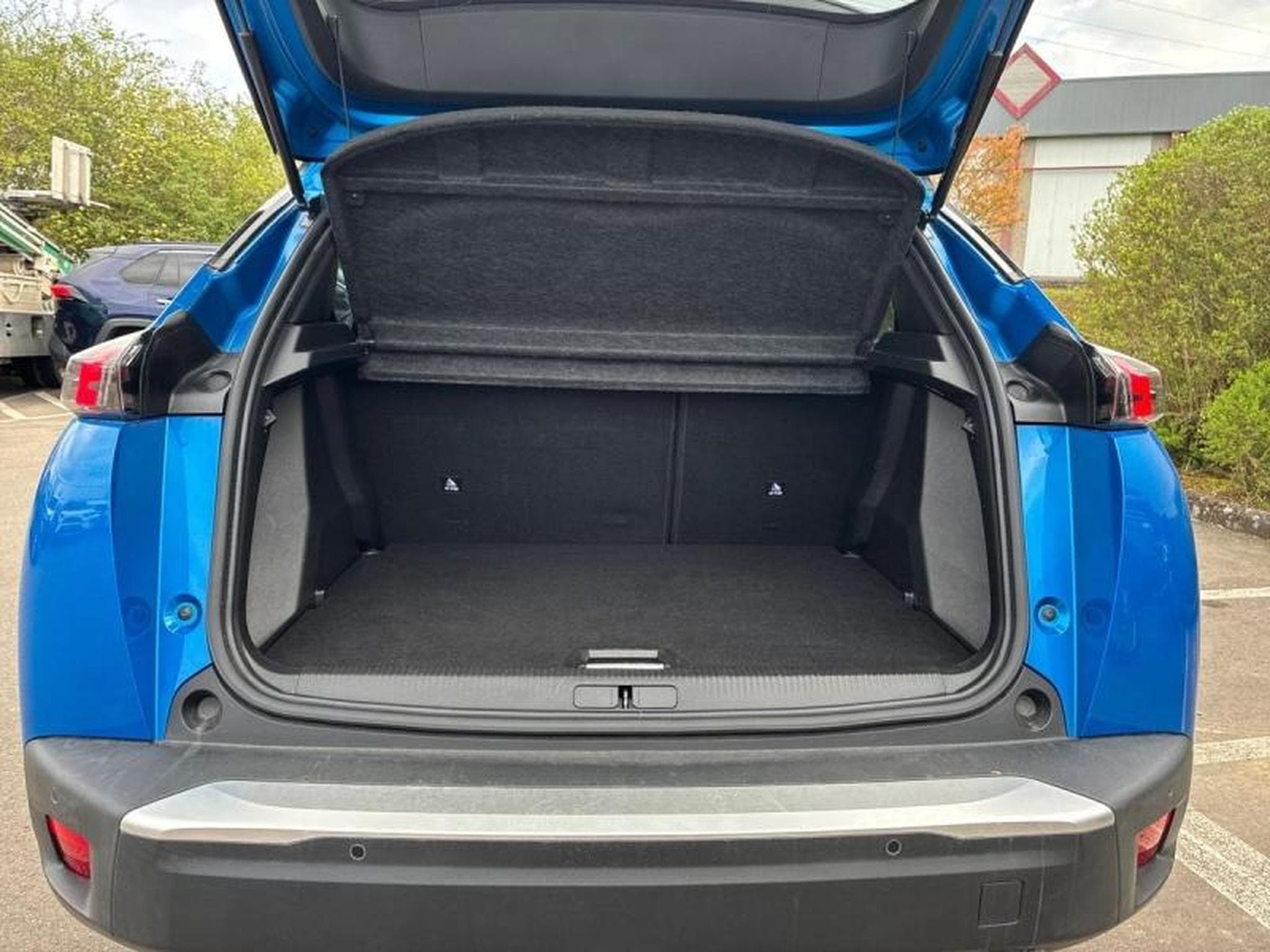 PEUGEOT 2008 1.2 PureTech 130ch S&S GT (2022) - Photo 5