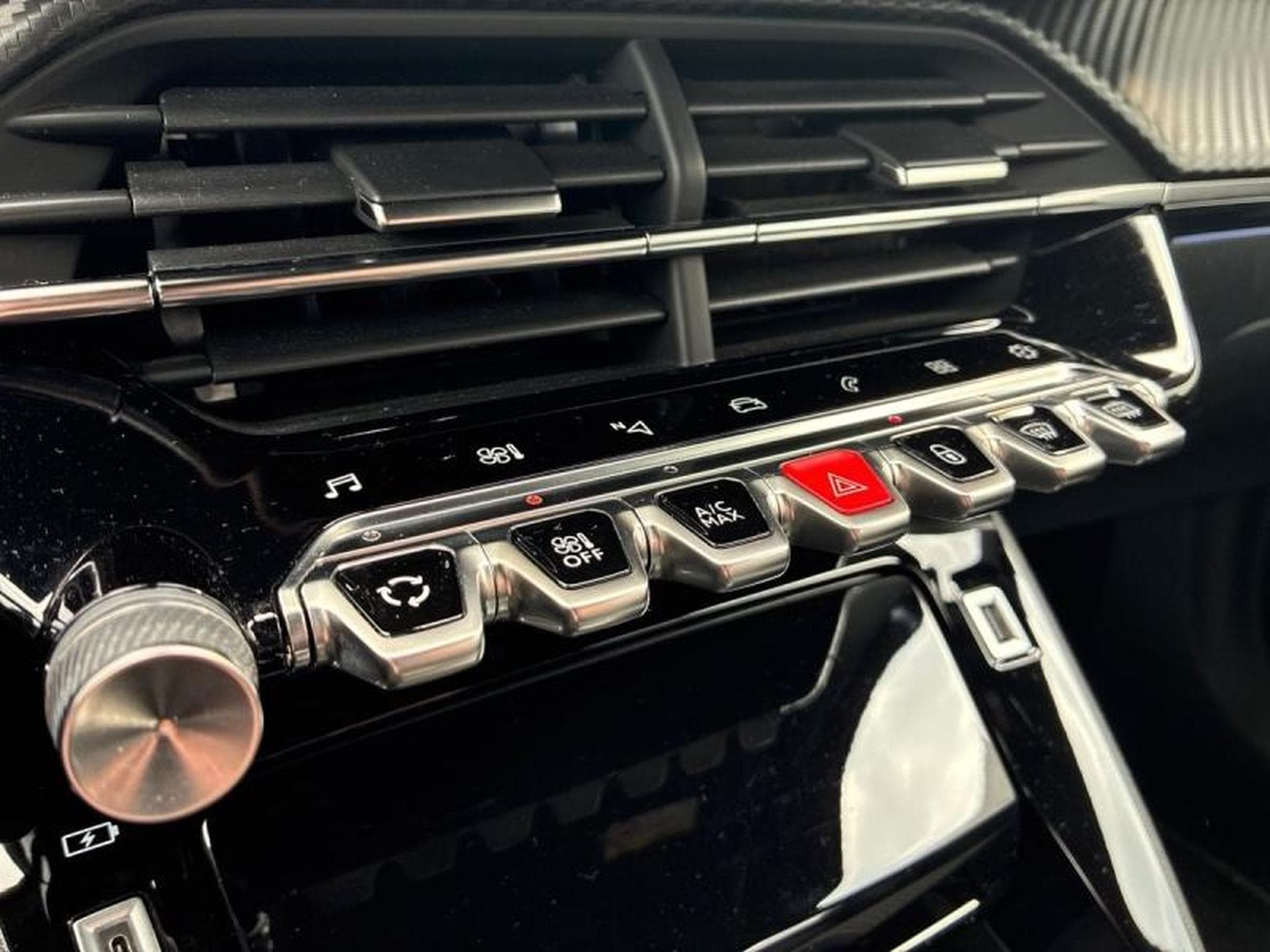 PEUGEOT 2008 1.2 PureTech 130ch S&S GT (2022) - Photo 9