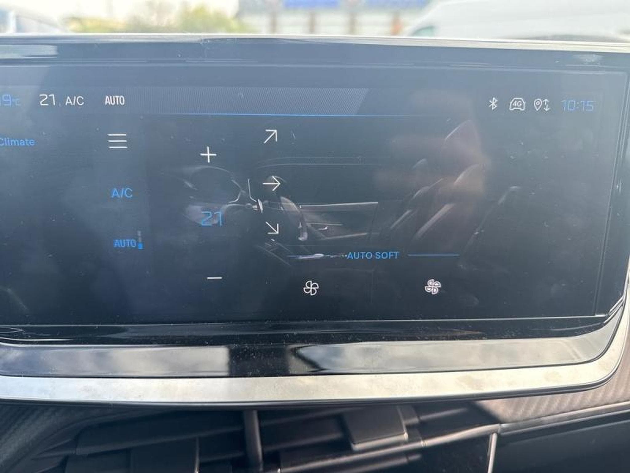 PEUGEOT 2008 1.2 Hybrid 145ch GT e-DCS6 (2025) - Photo 10