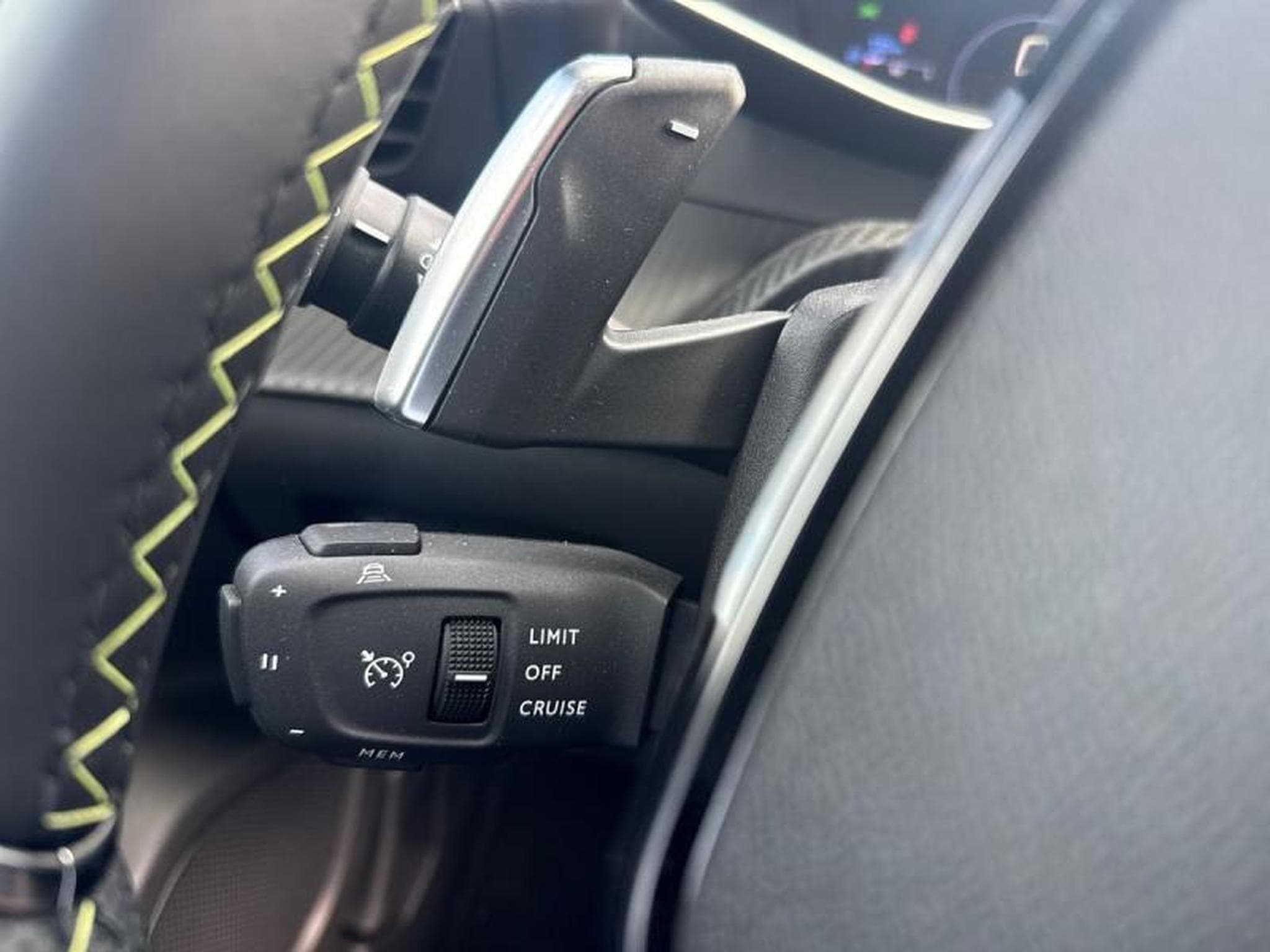 PEUGEOT 2008 1.2 Hybrid 145ch GT e-DCS6 (2025) - Photo 12