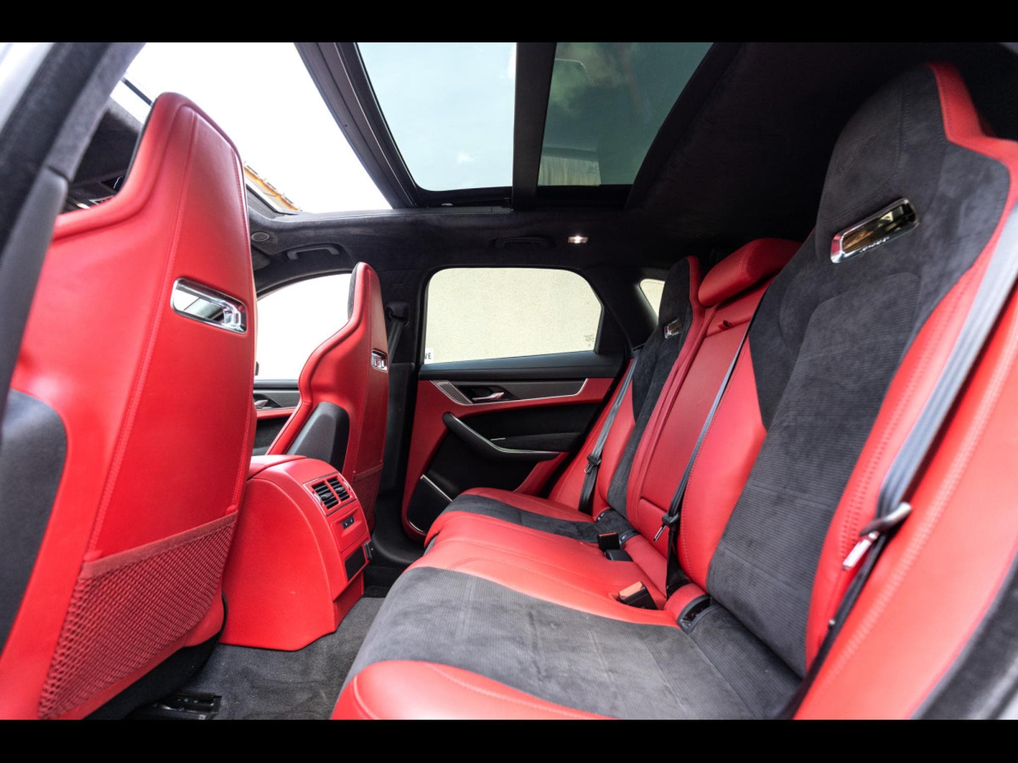 Jaguar F-Pace 5.0 SUPERCHARGED P550 SVR AWD – EIGER GREY METALLIC – WARRAN (2024) - Photo 13