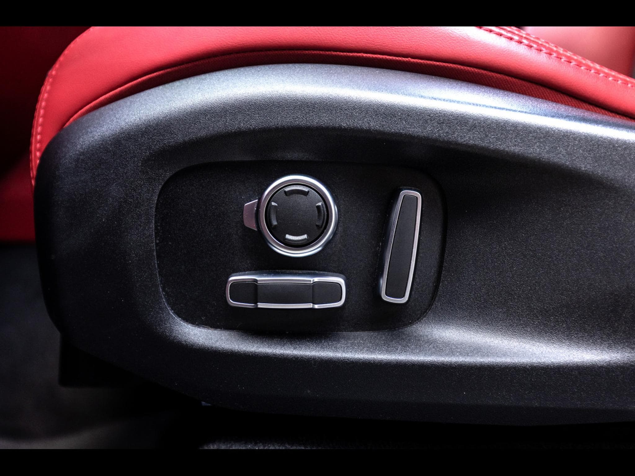 Jaguar F-Pace 5.0 SUPERCHARGED P550 SVR AWD – EIGER GREY METALLIC – WARRAN (2024) - Photo 17