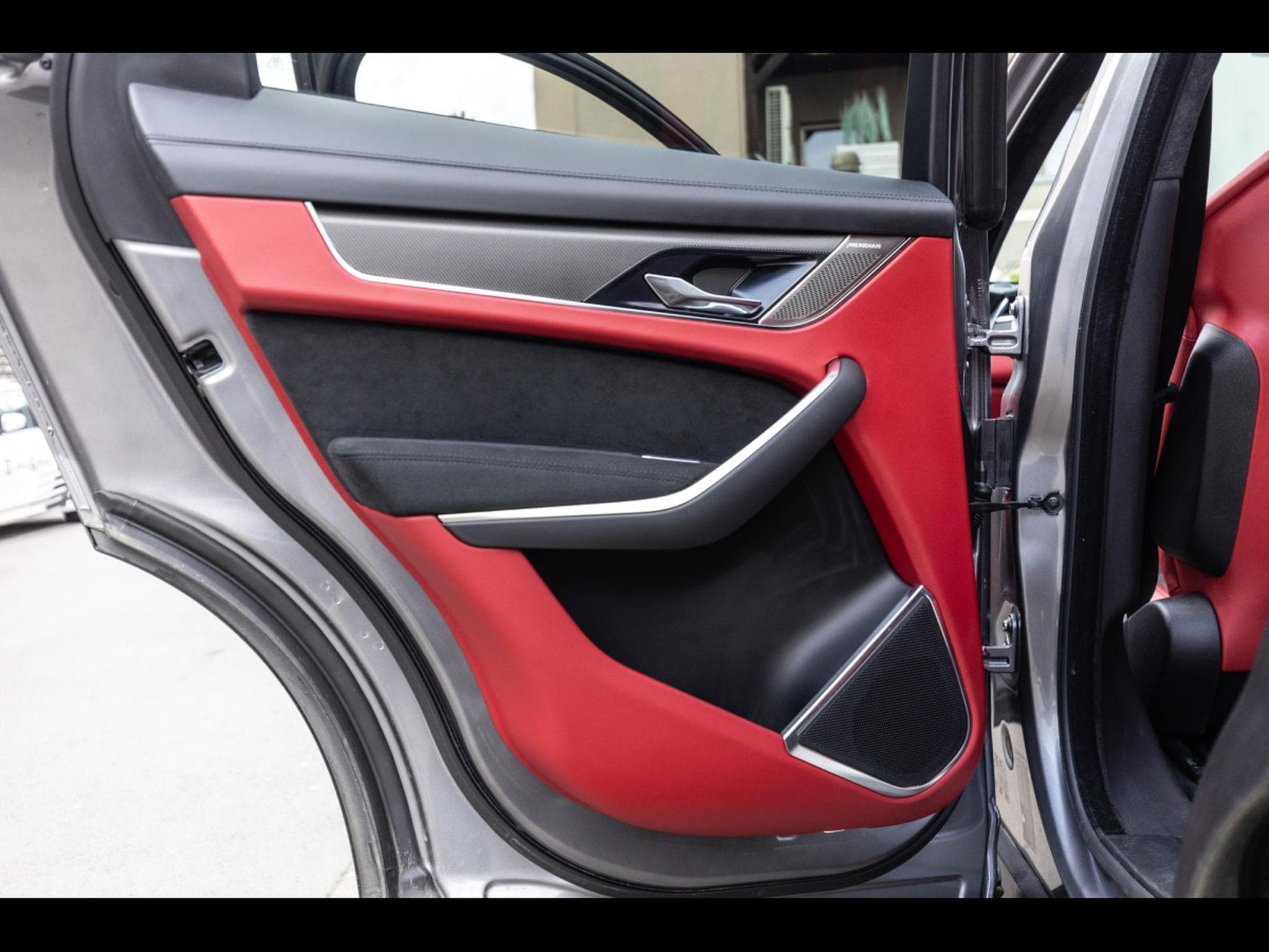 Jaguar F-Pace 5.0 SUPERCHARGED P550 SVR AWD – EIGER GREY METALLIC – WARRAN (2024) - Photo 18