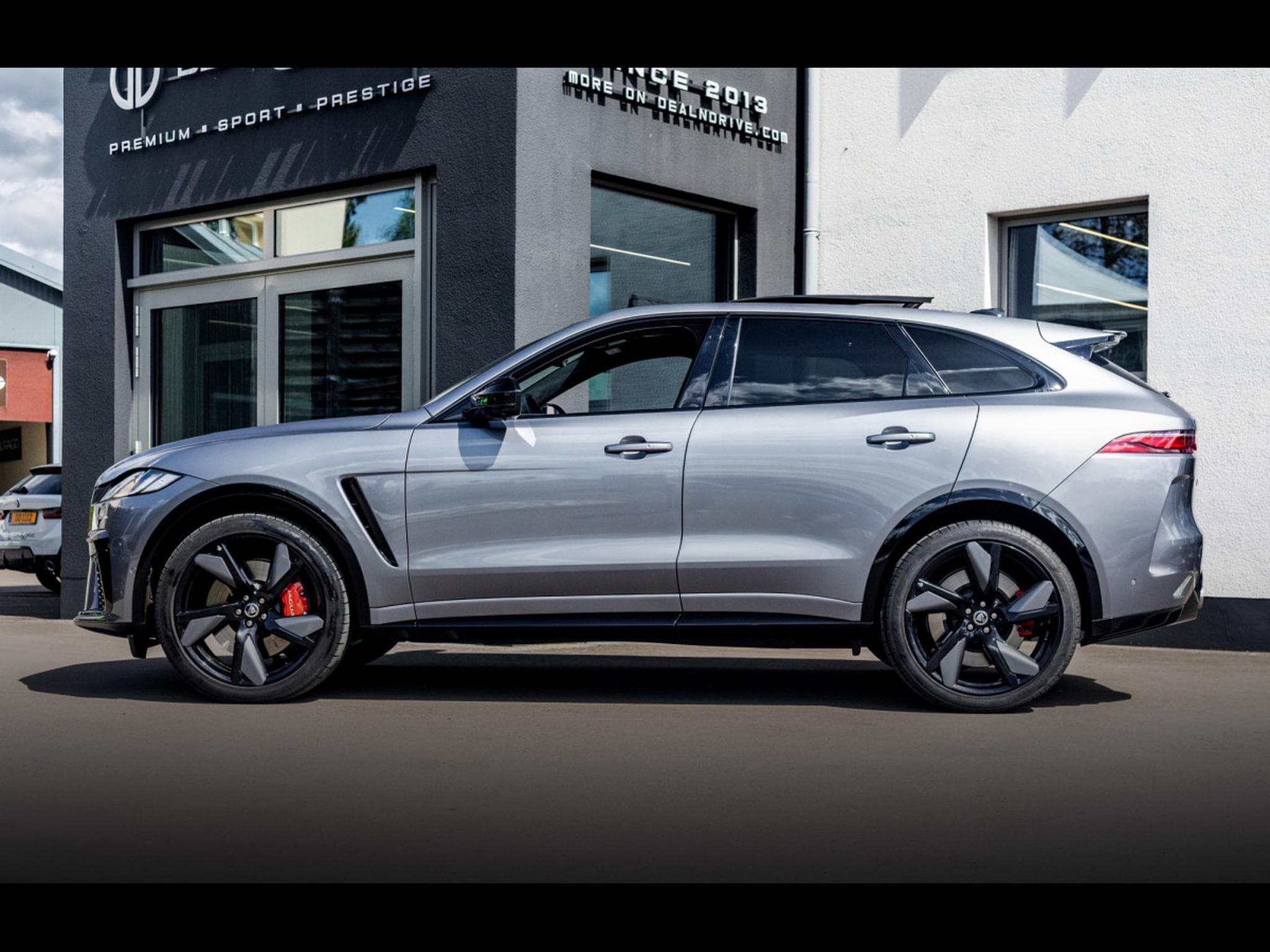 Jaguar F-Pace 5.0 SUPERCHARGED P550 SVR AWD – EIGER GREY METALLIC – WARRAN (2024) - Photo 2