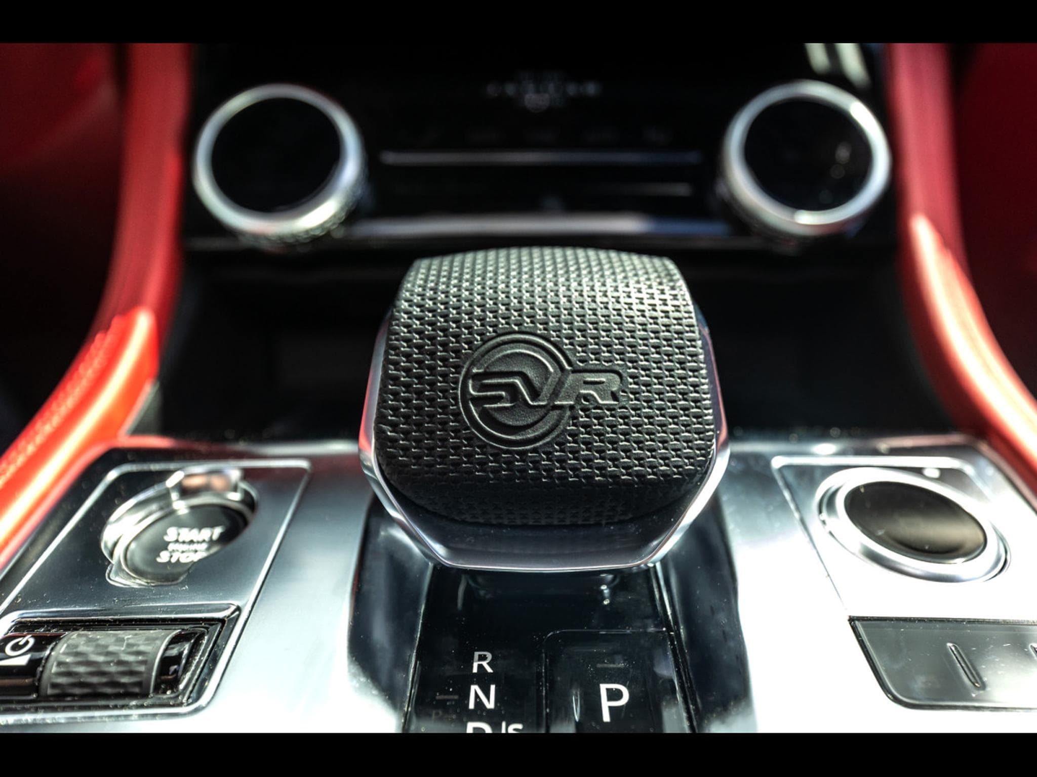 Jaguar F-Pace 5.0 SUPERCHARGED P550 SVR AWD – EIGER GREY METALLIC – WARRAN (2024) - Photo 25