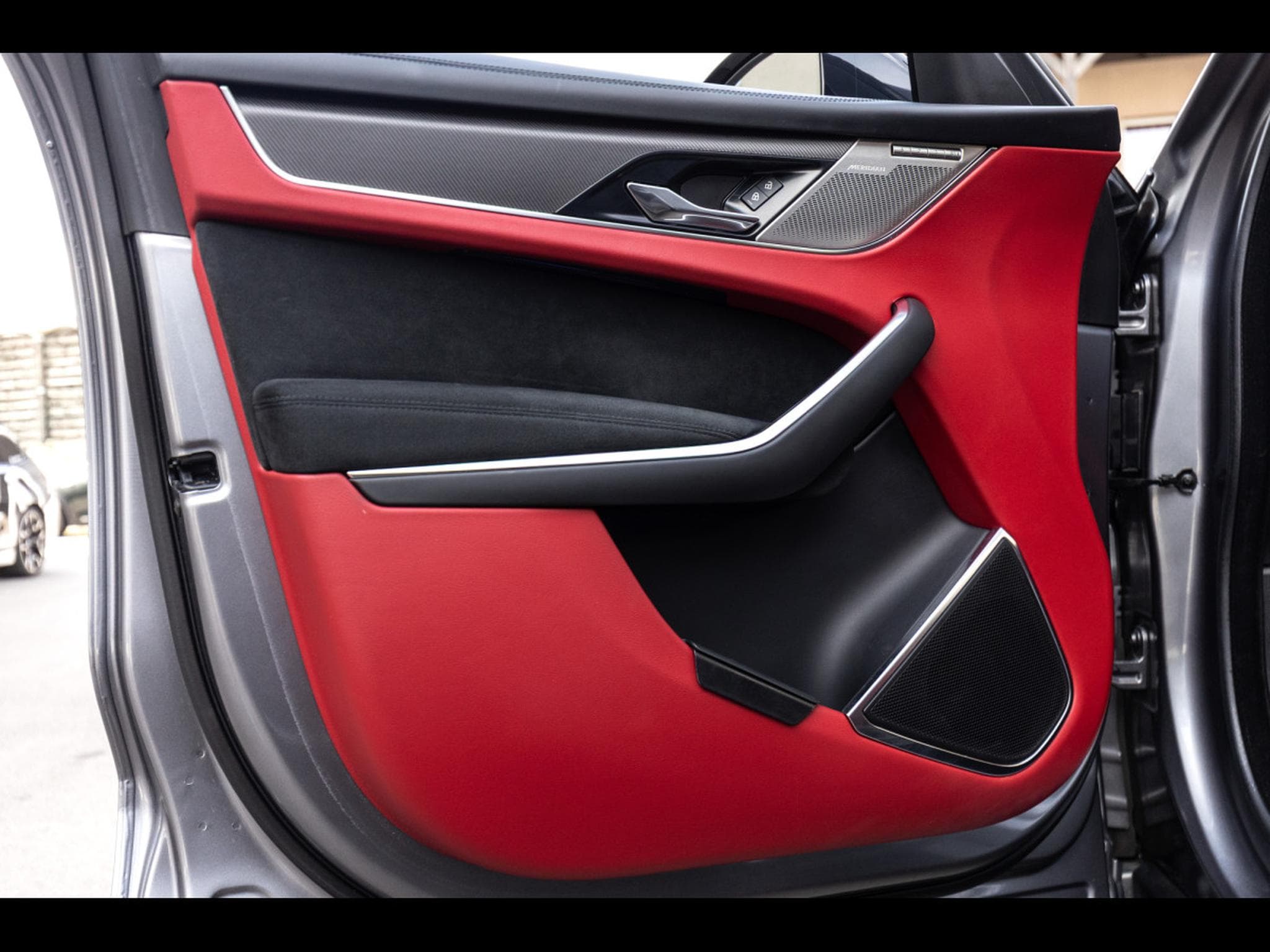 Jaguar F-Pace 5.0 SUPERCHARGED P550 SVR AWD – EIGER GREY METALLIC – WARRAN (2024) - Photo 9